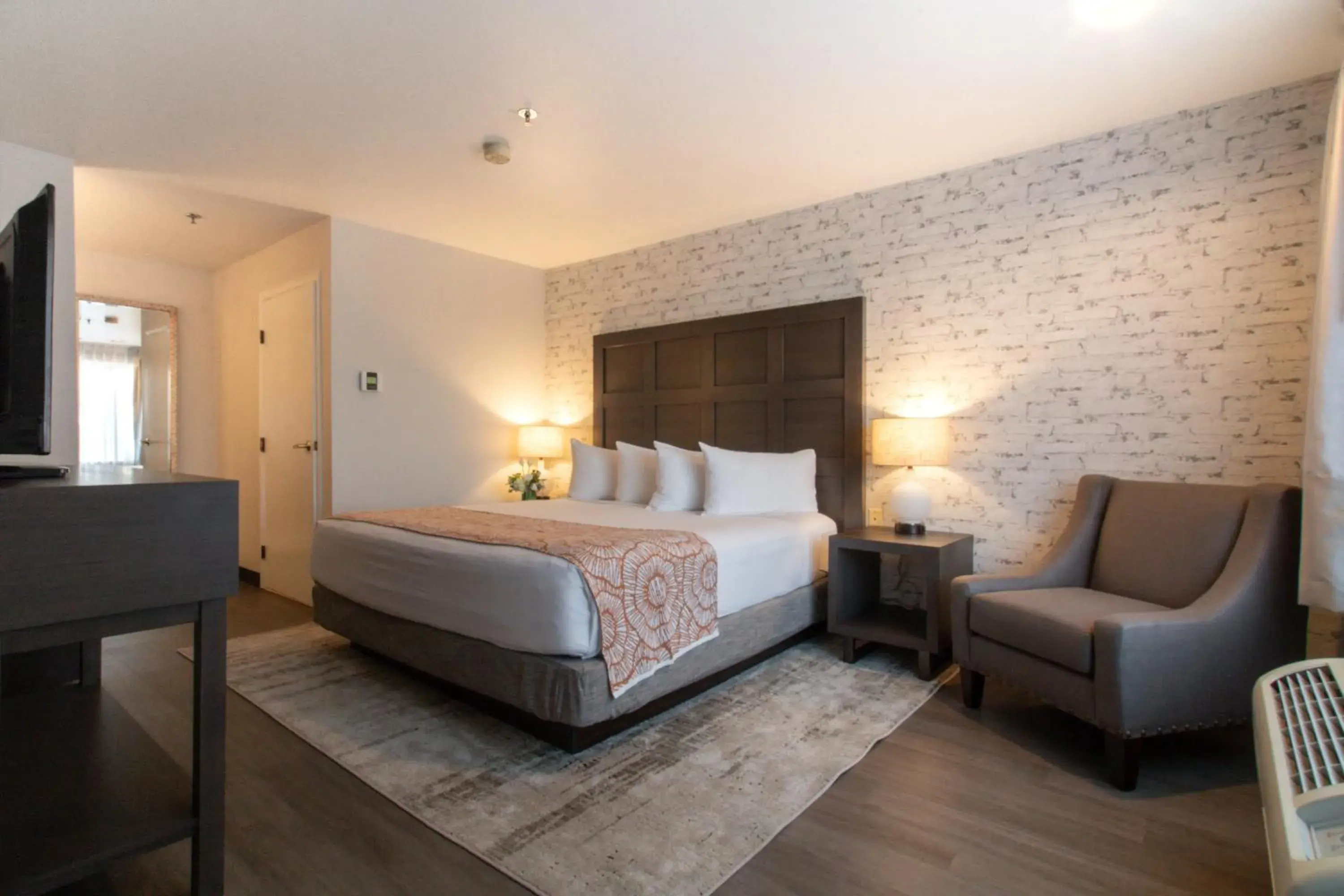 Two Room Family Suite 2 King 2 Bathroom Sleeper Sofa in Oxford Suites Chico Two Room Family Suite 2 King 2 Bathroom Sleeper Sofa in Oxford Suites Chico