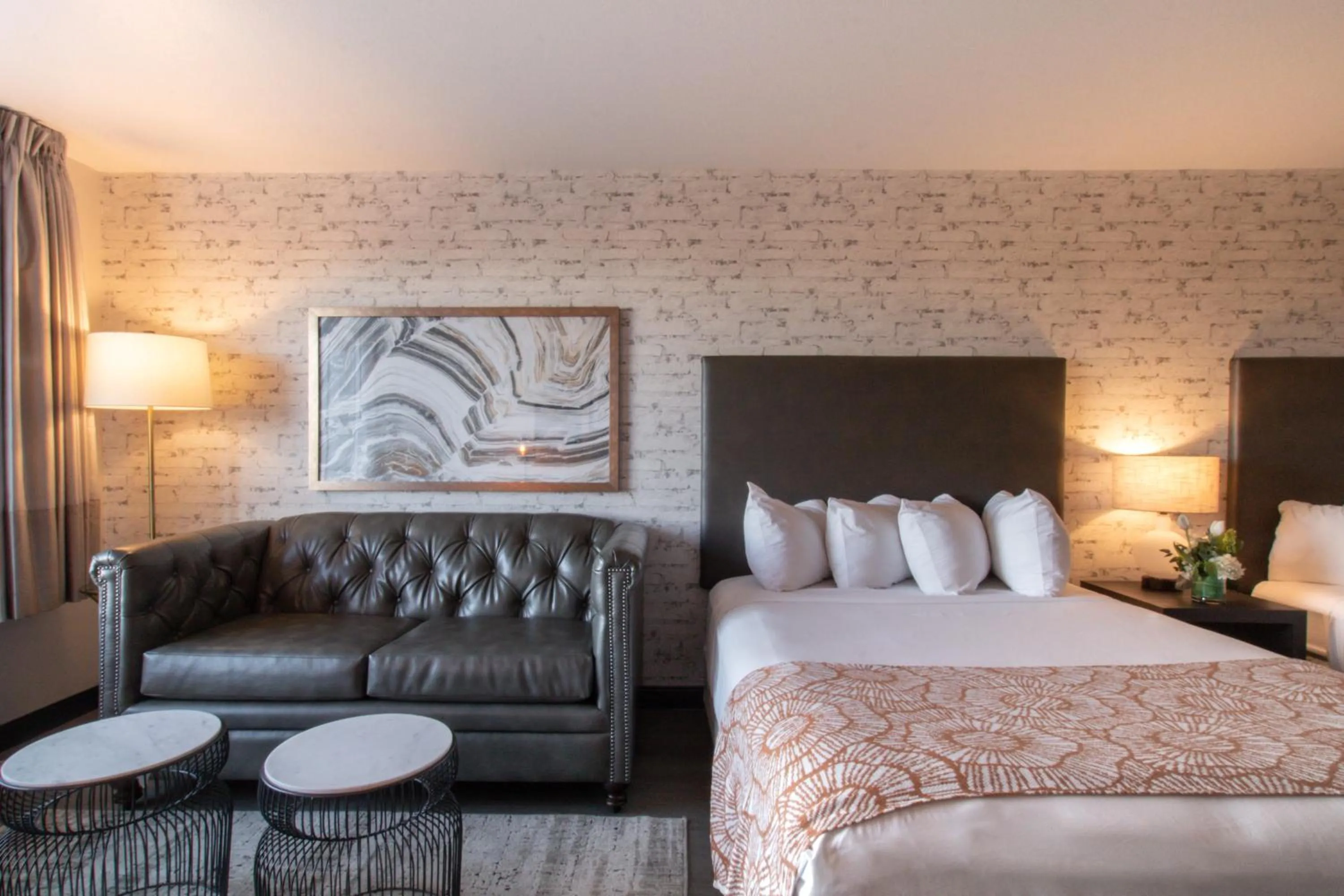 Bed in Oxford Suites Chico