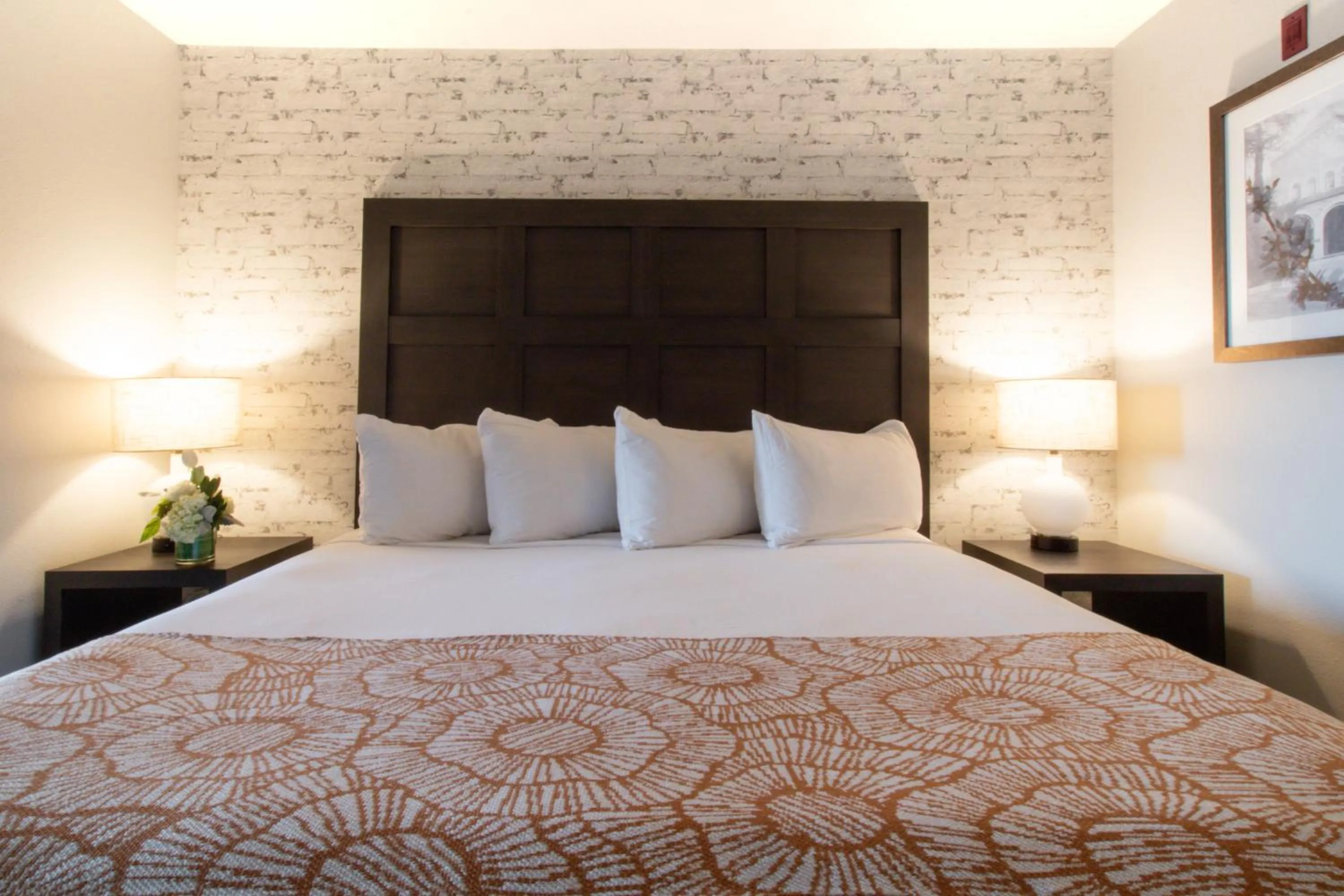 Bed in Oxford Suites Chico