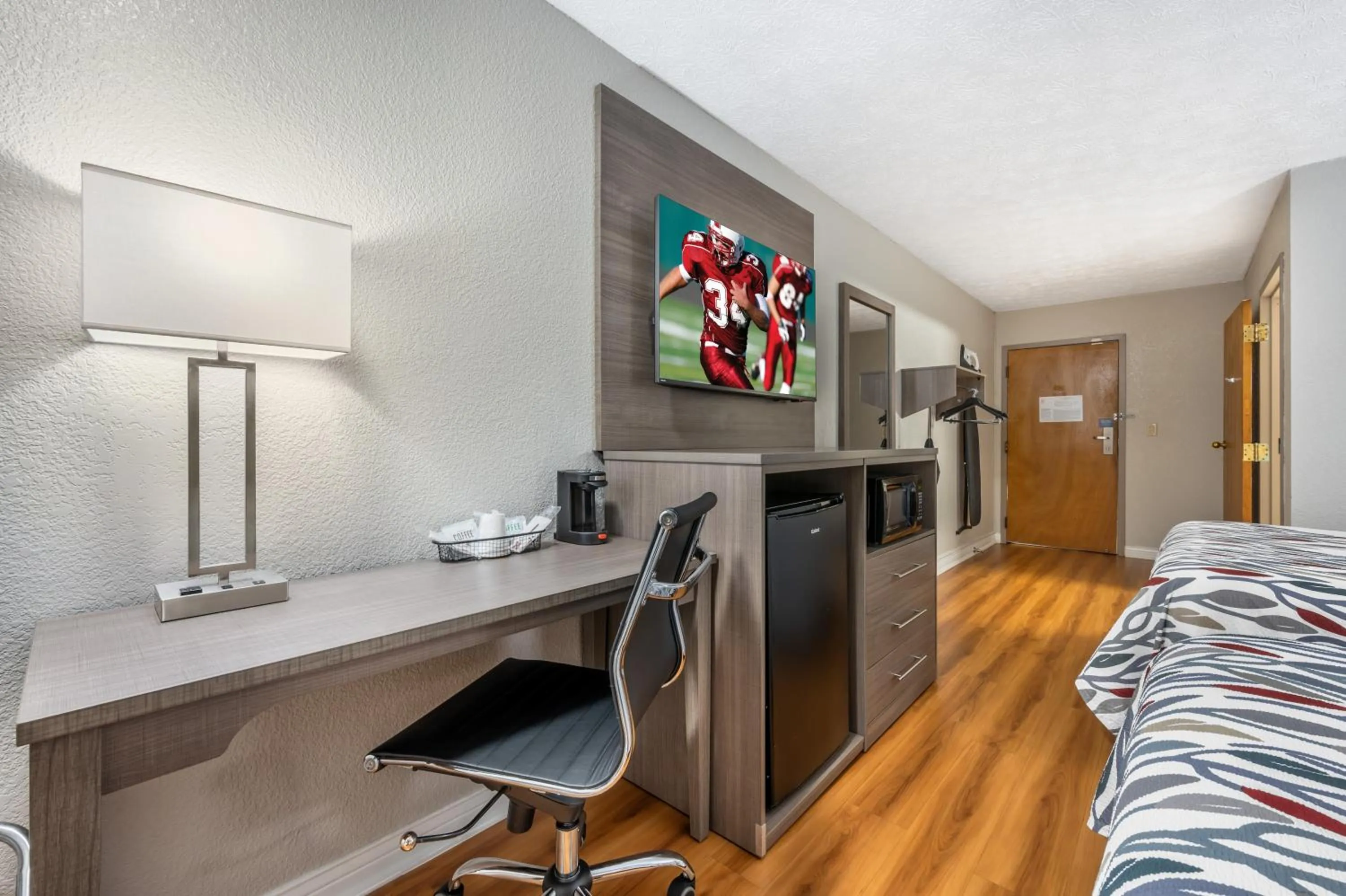 Bedroom, Bed in Red Roof Inn Greencastle South - Cloverdale