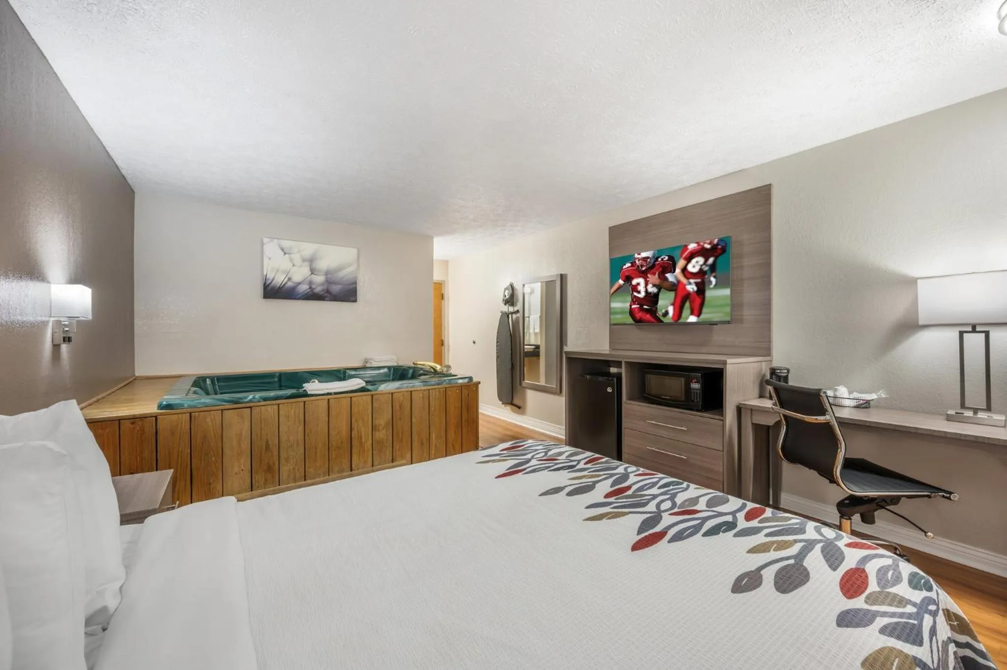 Bedroom, Bed in Red Roof Inn Greencastle South - Cloverdale