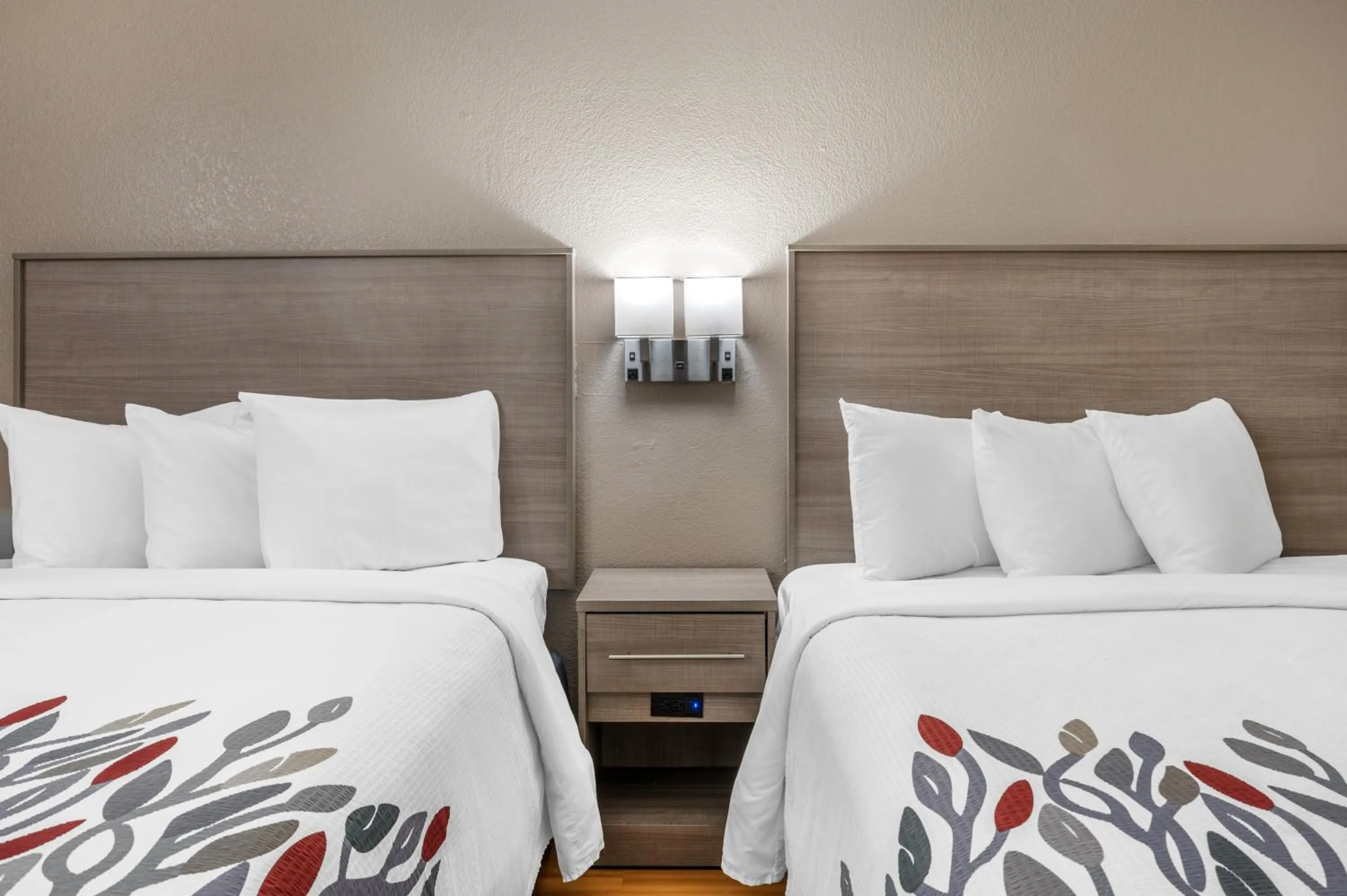 Bedroom, Bed in Red Roof Inn Greencastle South - Cloverdale