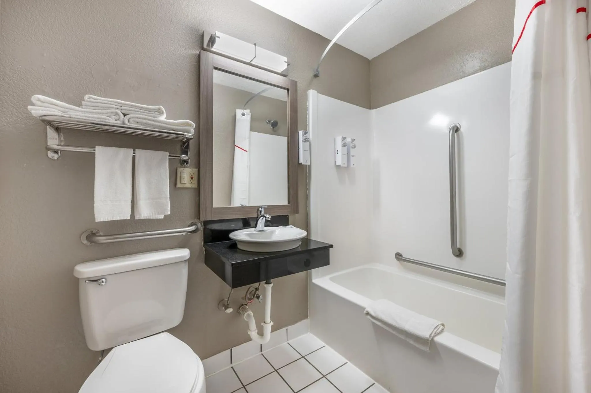 Bathroom in Red Roof Inn Greencastle South - Cloverdale