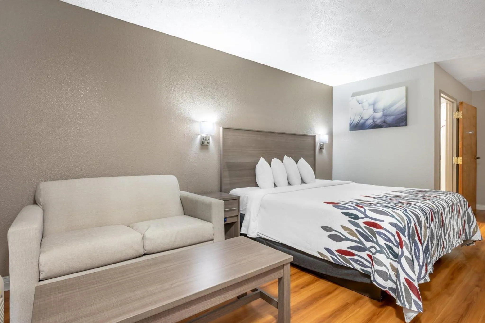 Bedroom, Bed in Red Roof Inn Greencastle South - Cloverdale