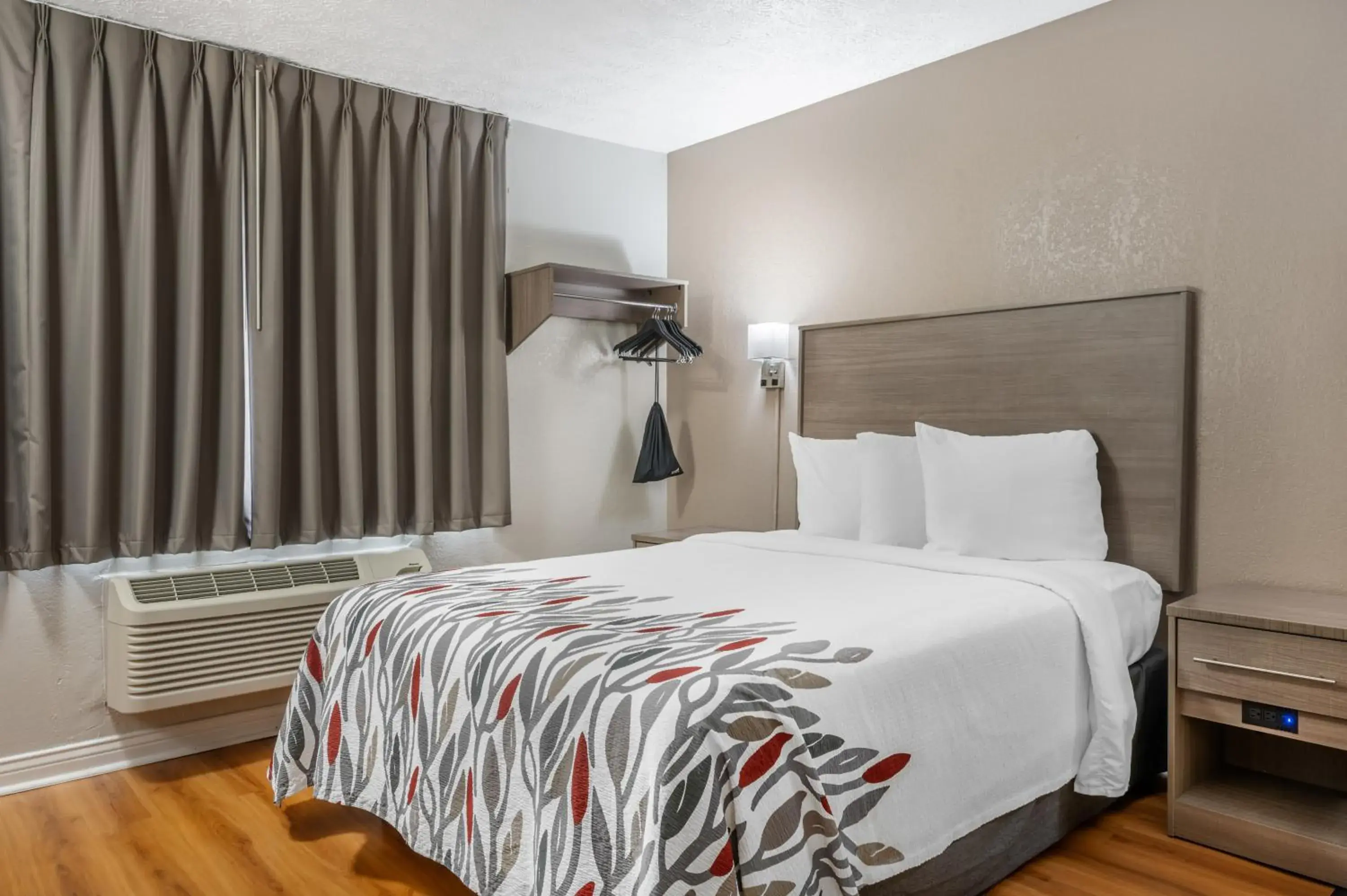 Superior Queen Room with Spa Bath Non-Smoking in Red Roof Inn Greencastle South - Cloverdale Superior Queen Room with Spa Bath Non-Smoking in Red Roof Inn Greencastle South - Cloverdale