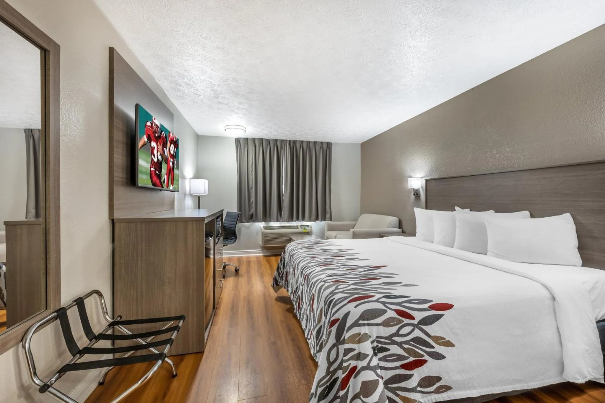 Bedroom, Bed in Red Roof Inn Greencastle South - Cloverdale