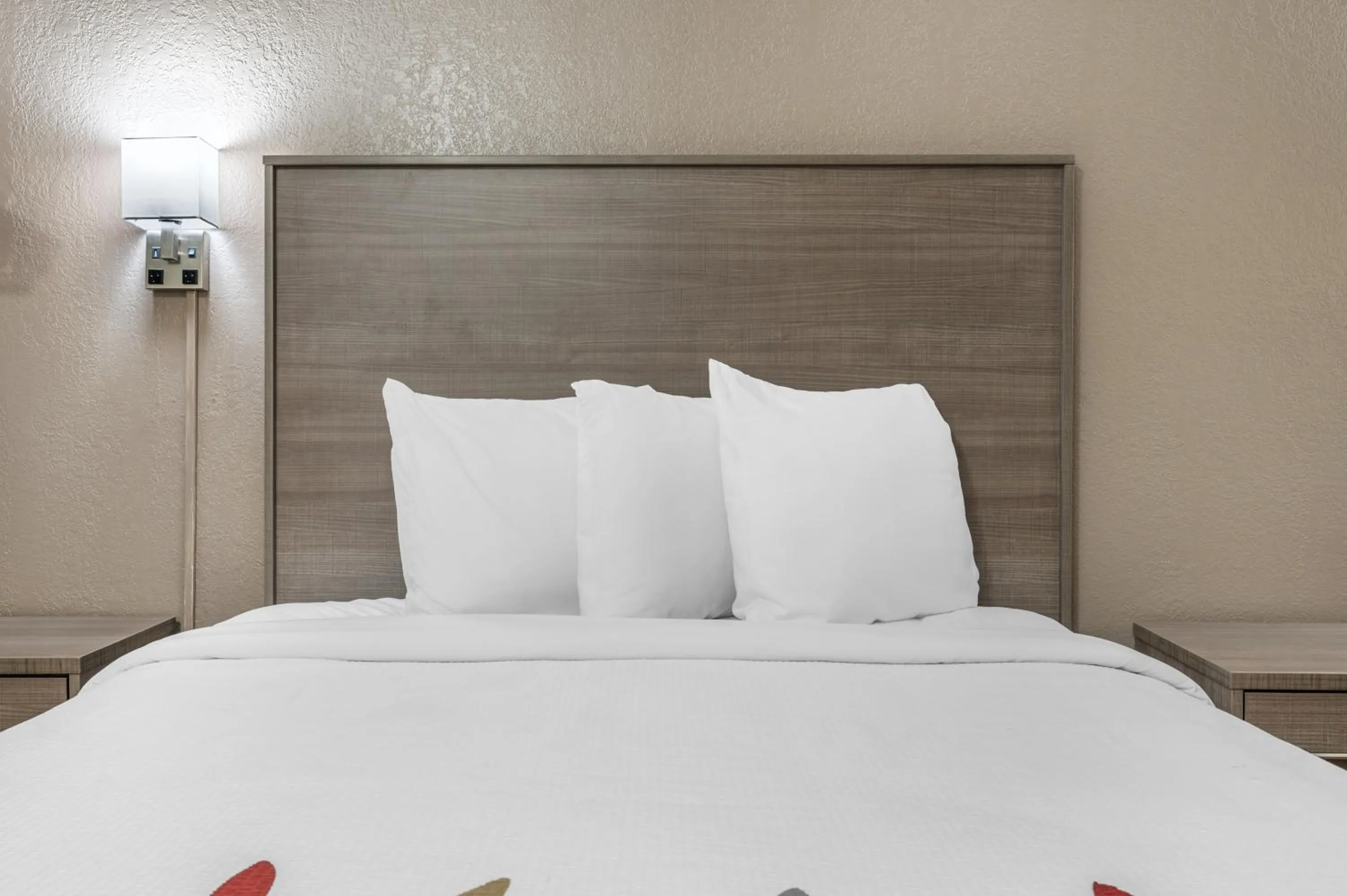 Bedroom, Bed in Red Roof Inn Greencastle South - Cloverdale