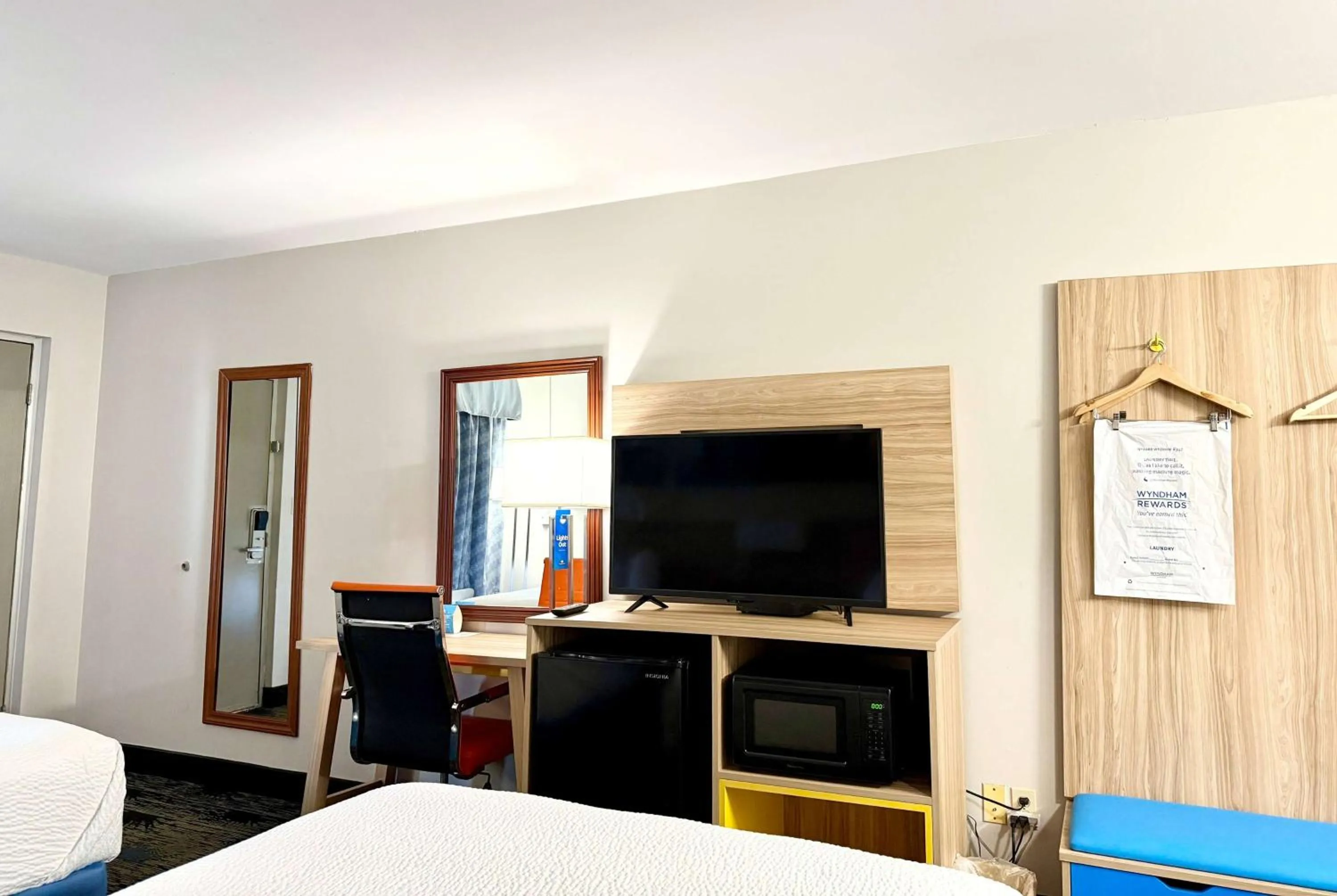 Photo of the whole room, Bed in Days Inn by Wyndham Greenville