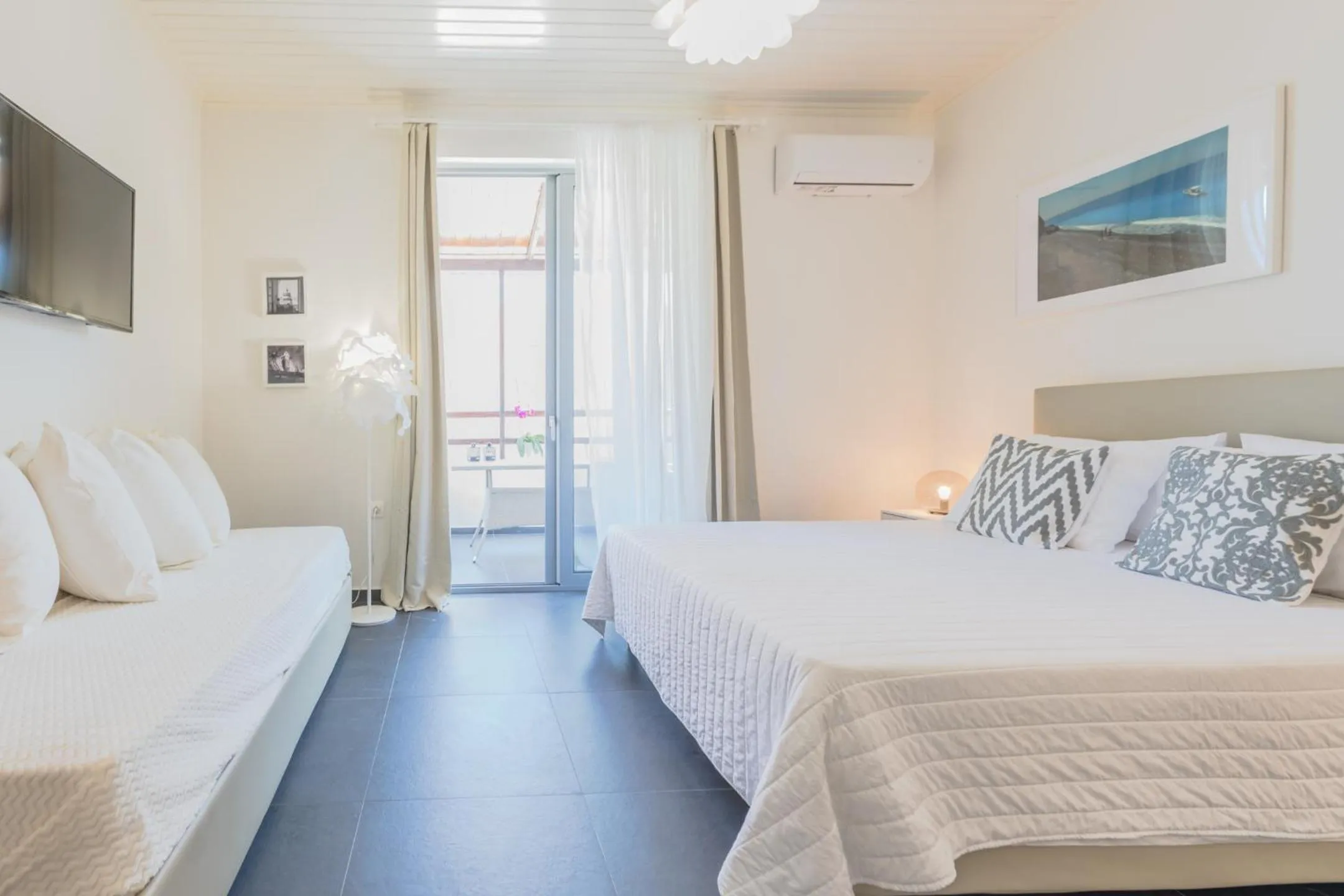 Bedroom, Bed in Rotunda Suites