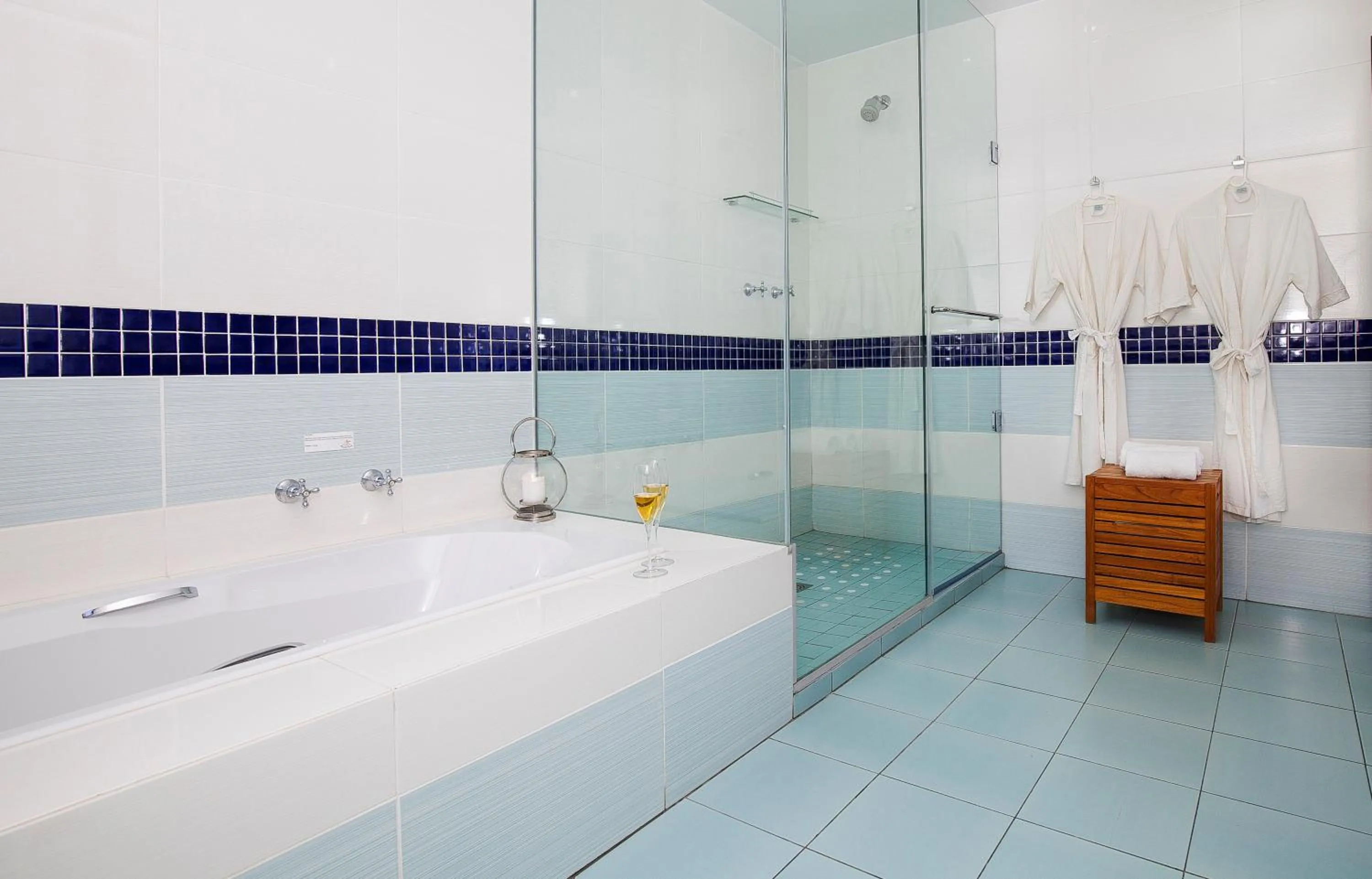 Bathroom in Magellans Hotel