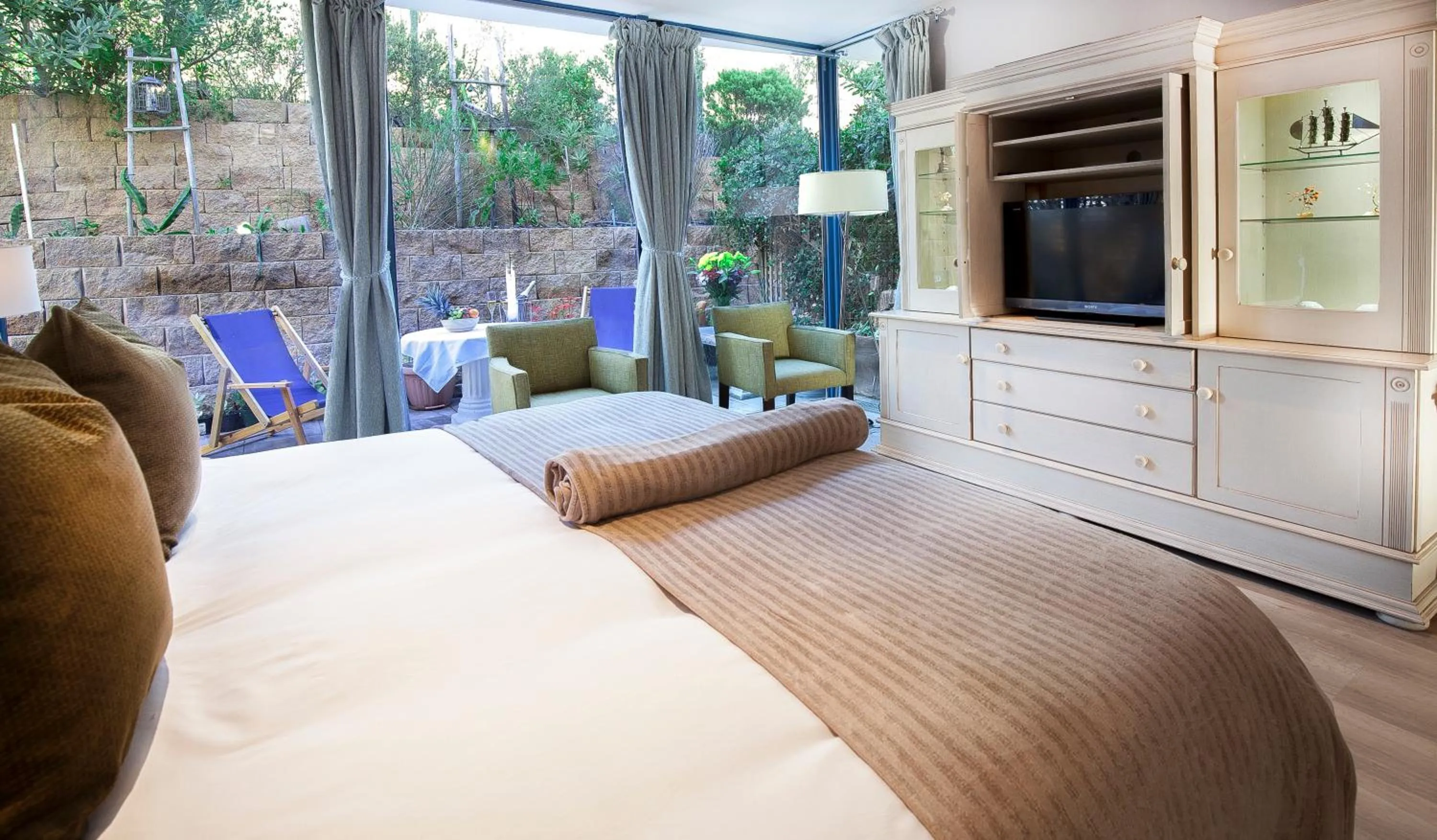 Bed in Magellans Hotel