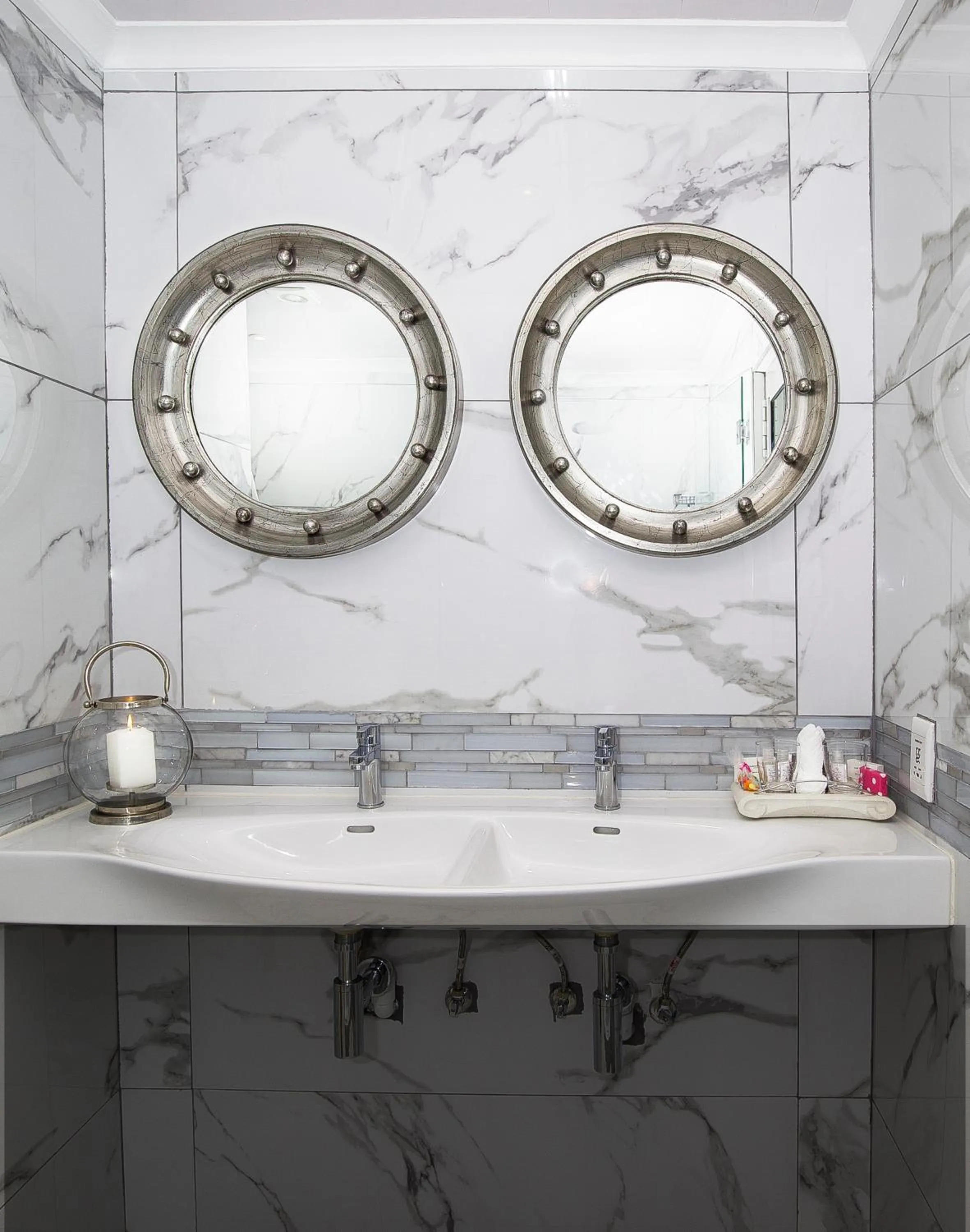 Bathroom in Magellans Hotel