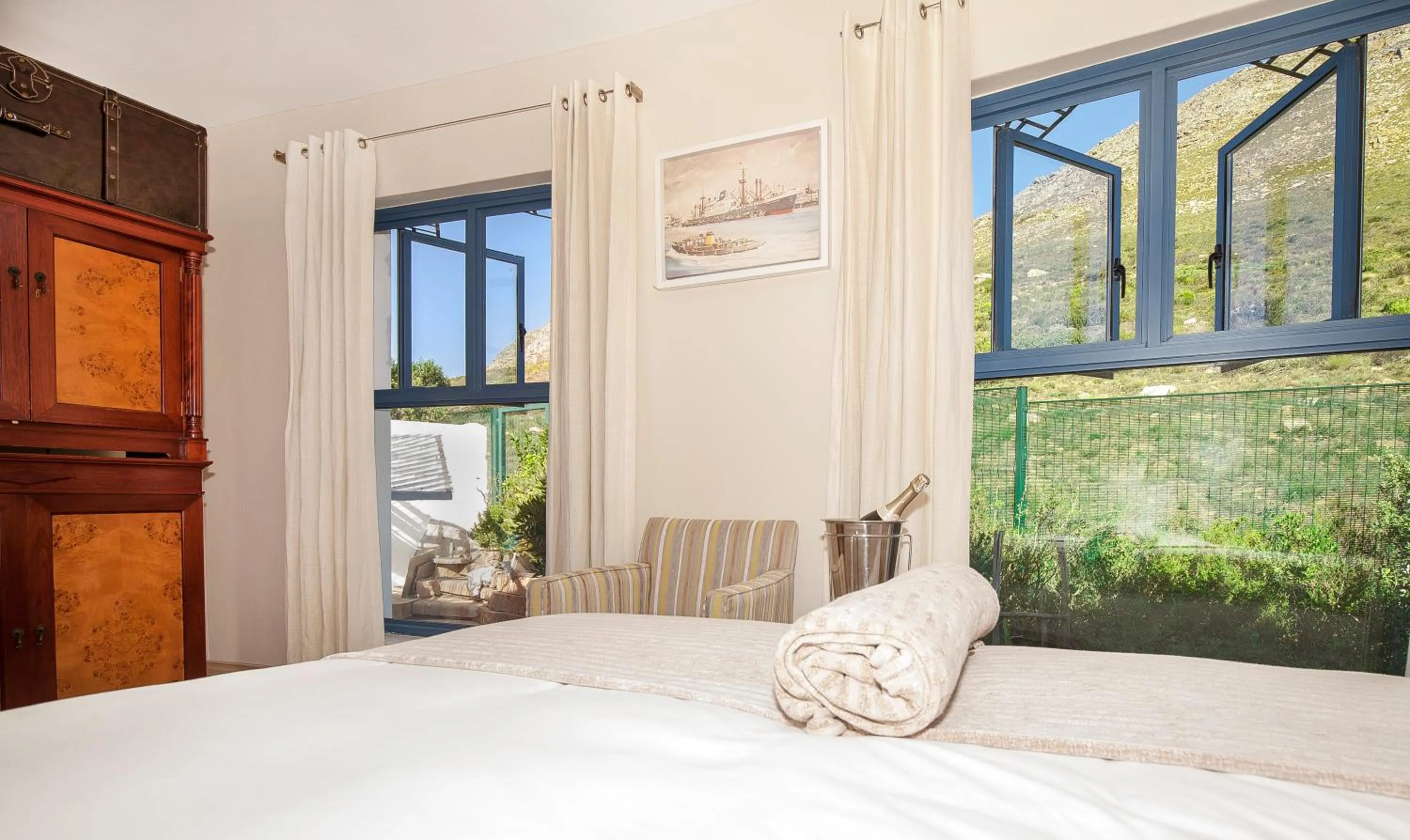 Bedroom, Bed in Magellans Hotel