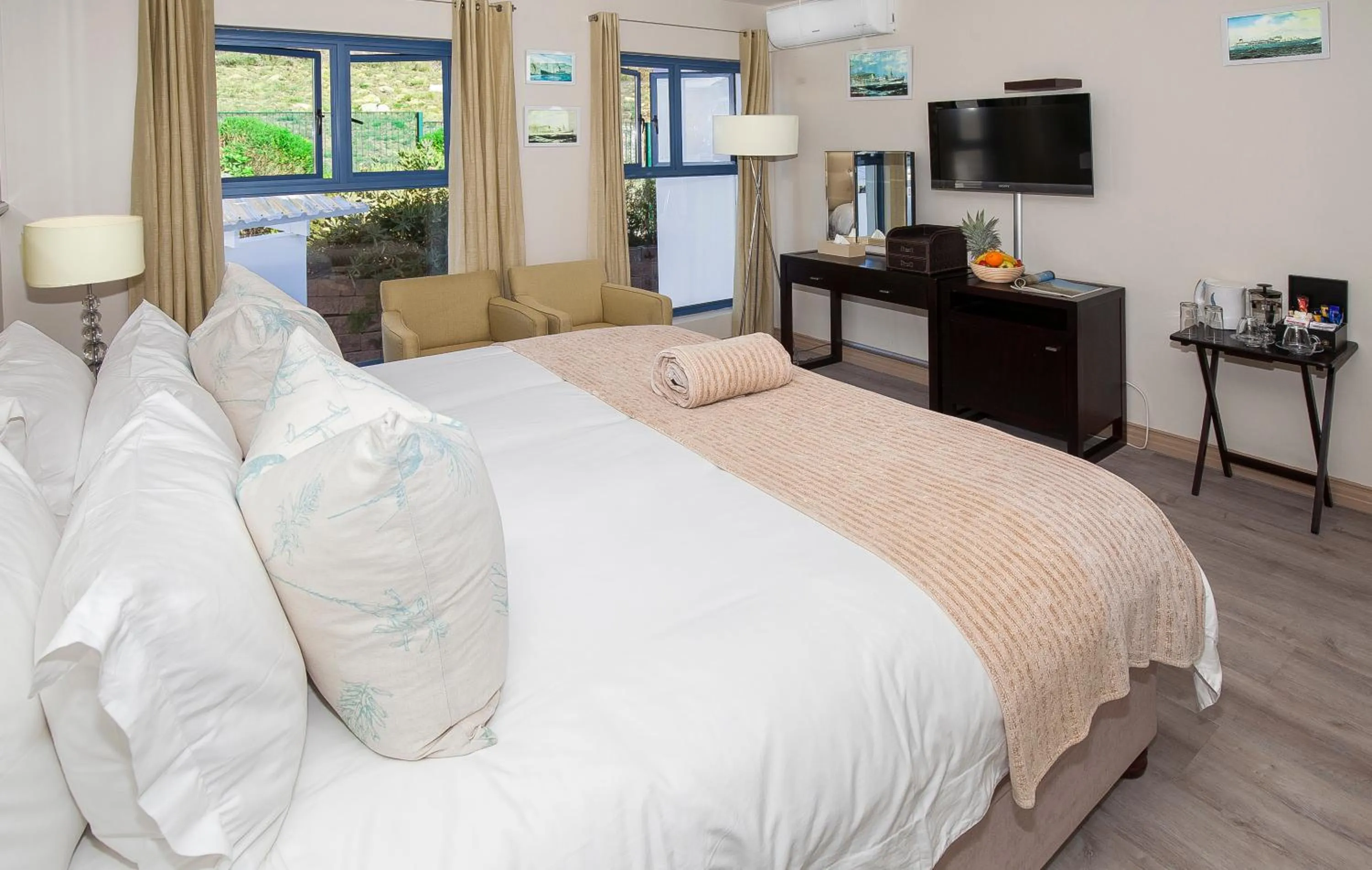 Bedroom, Bed in Magellans Hotel