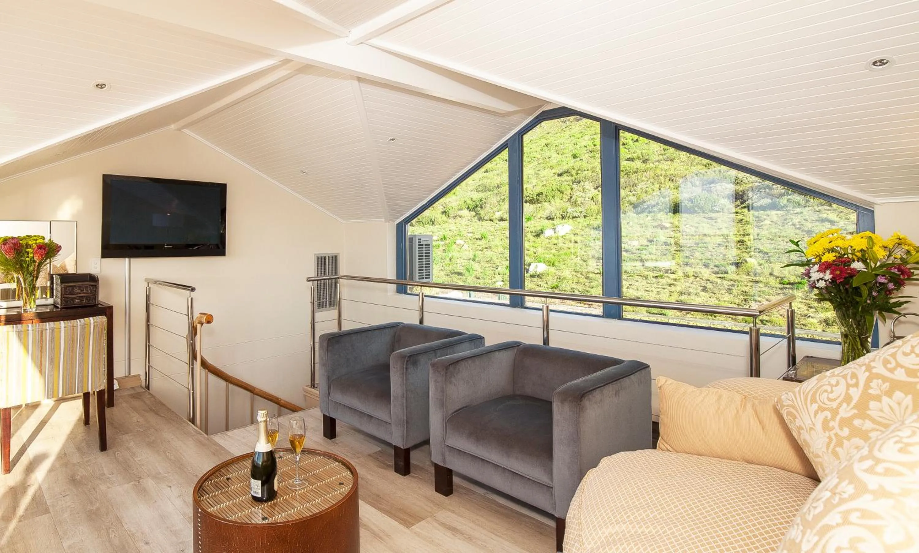 Living room in Magellans Hotel