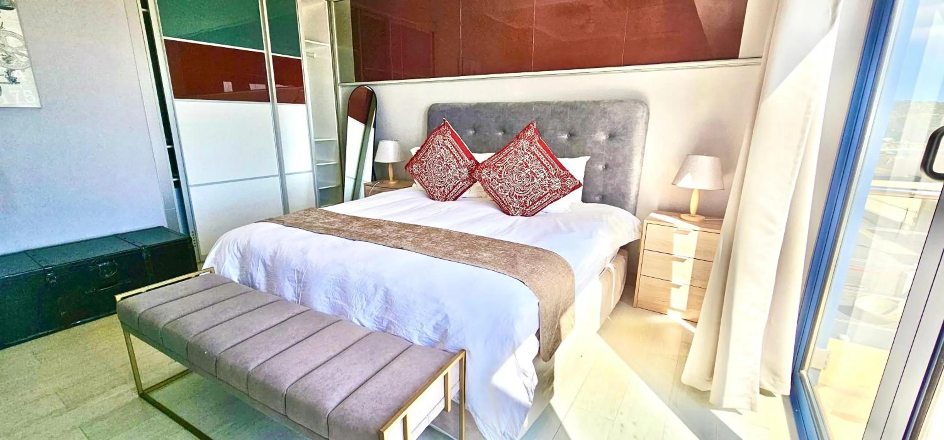 Bedroom, Bed in Magellans Hotel