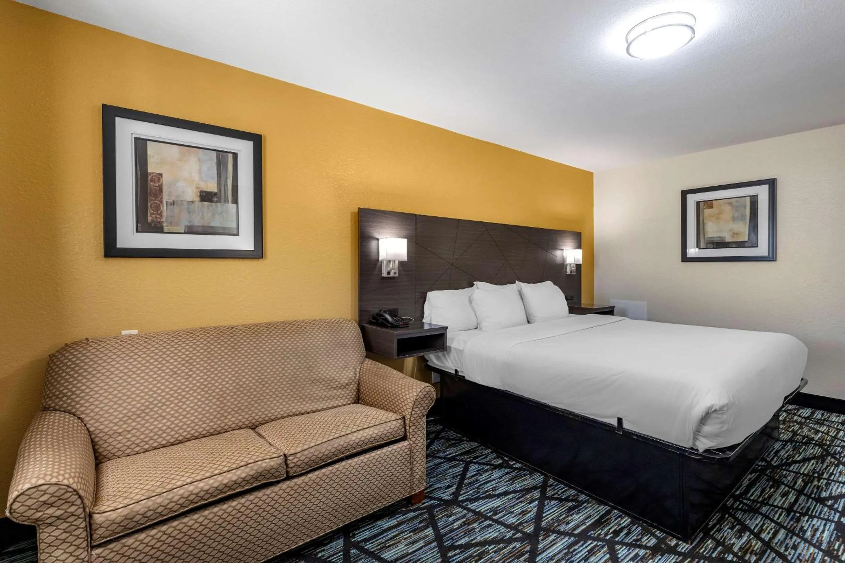 Bedroom, Bed in Quality Inn Cameron