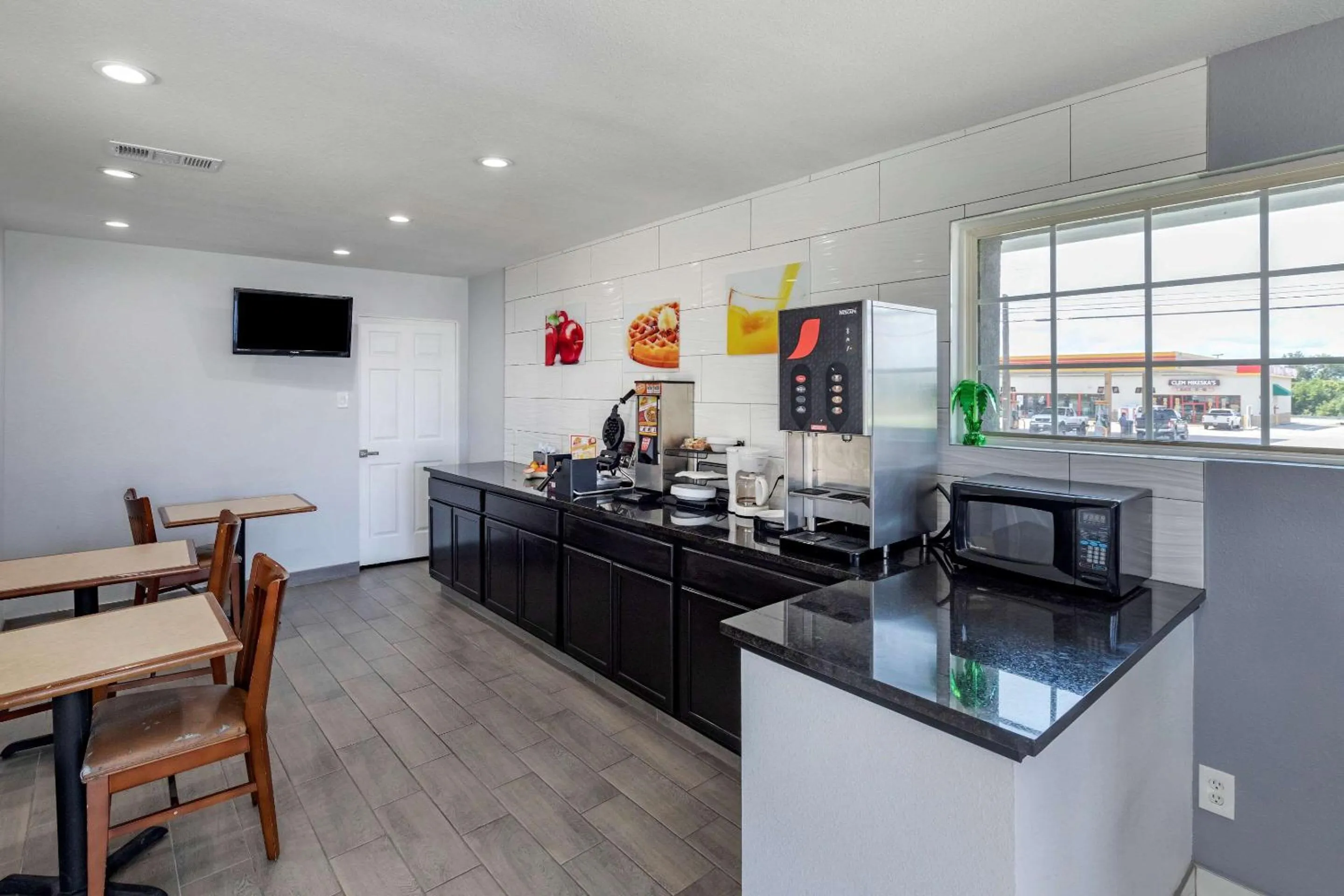 Breakfast in Quality Inn Cameron