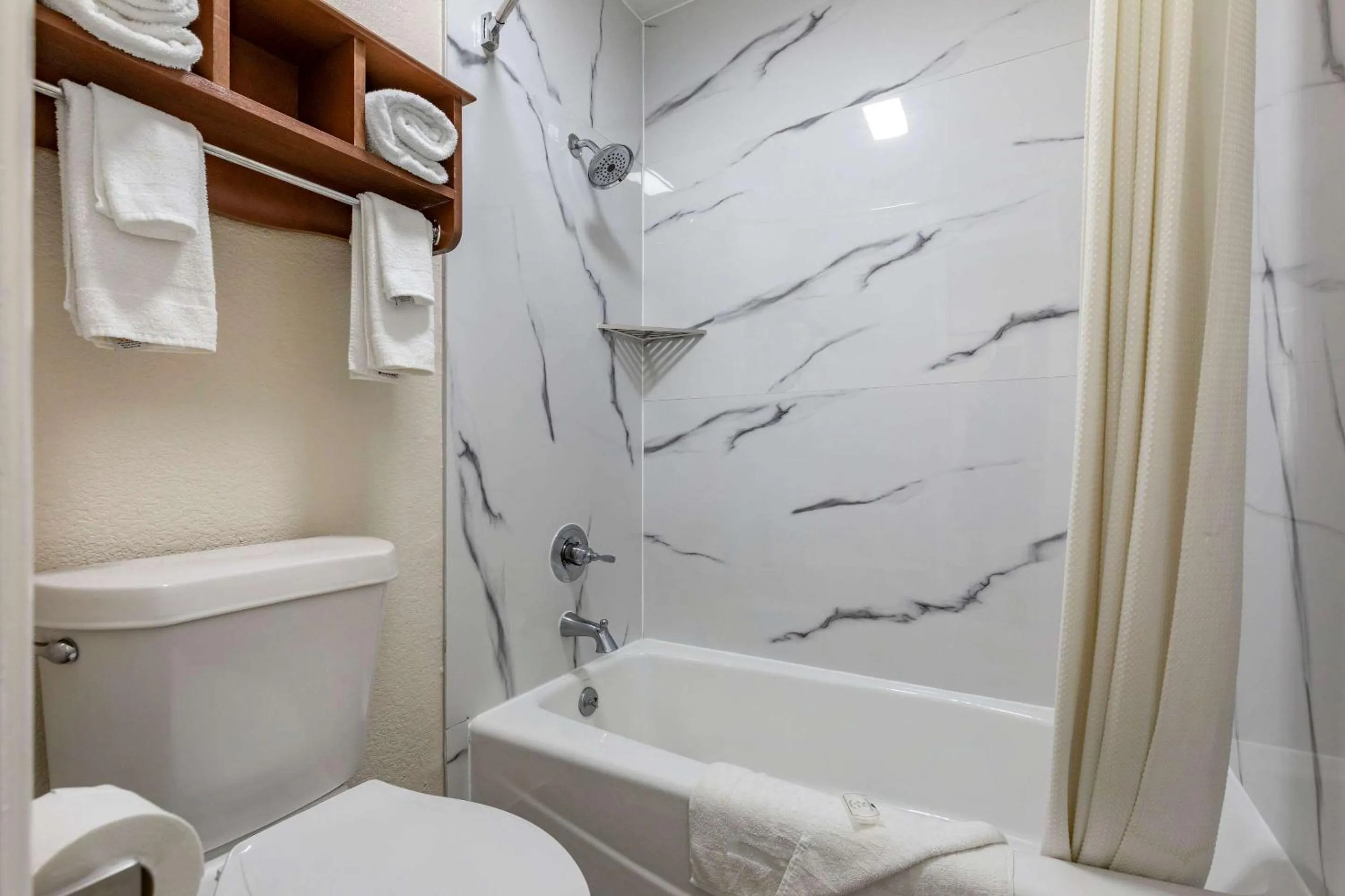 Bathroom in Quality Inn Cameron