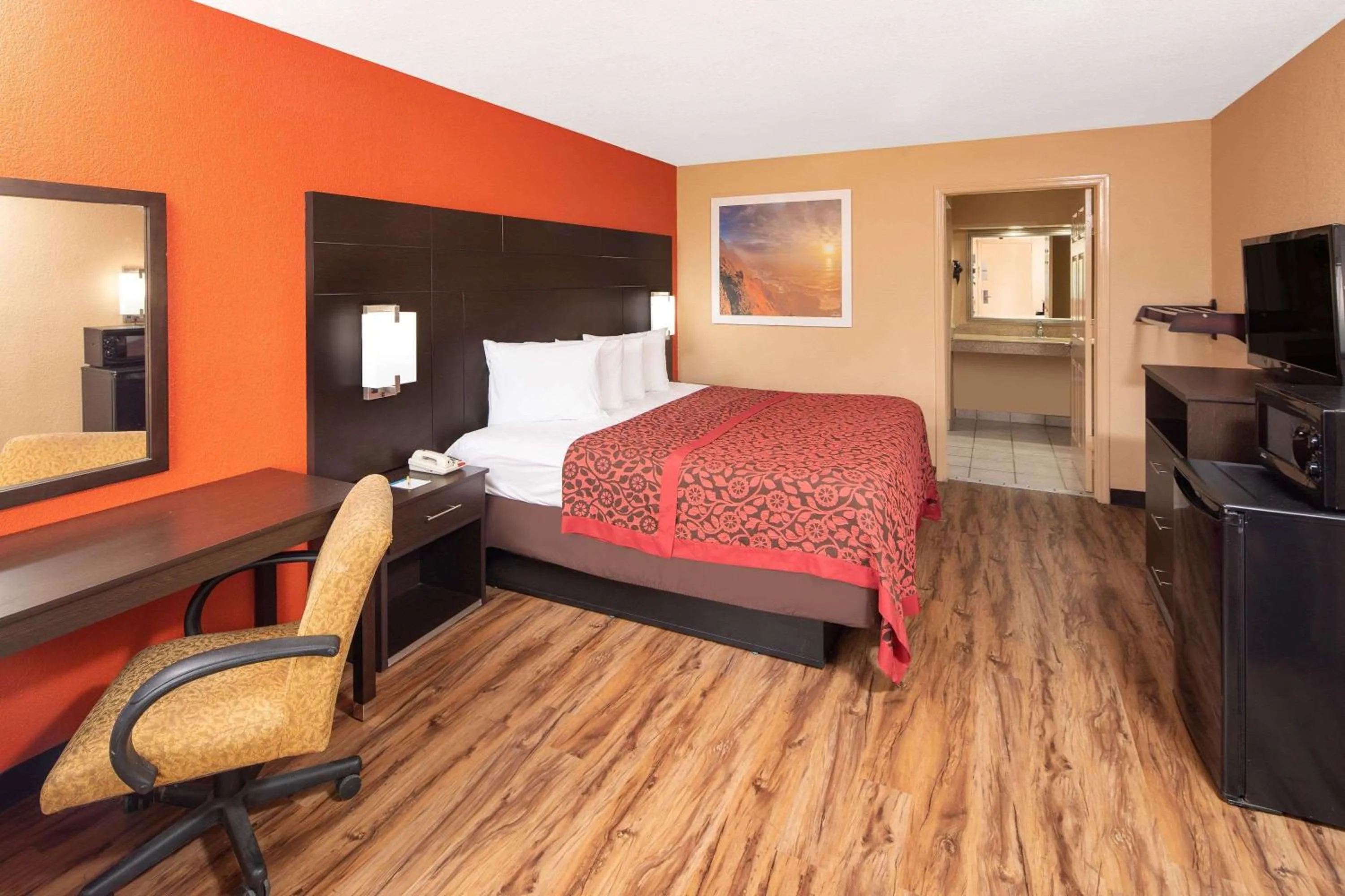 Photo of the whole room, Bed in Days Inn by Wyndham Tupelo