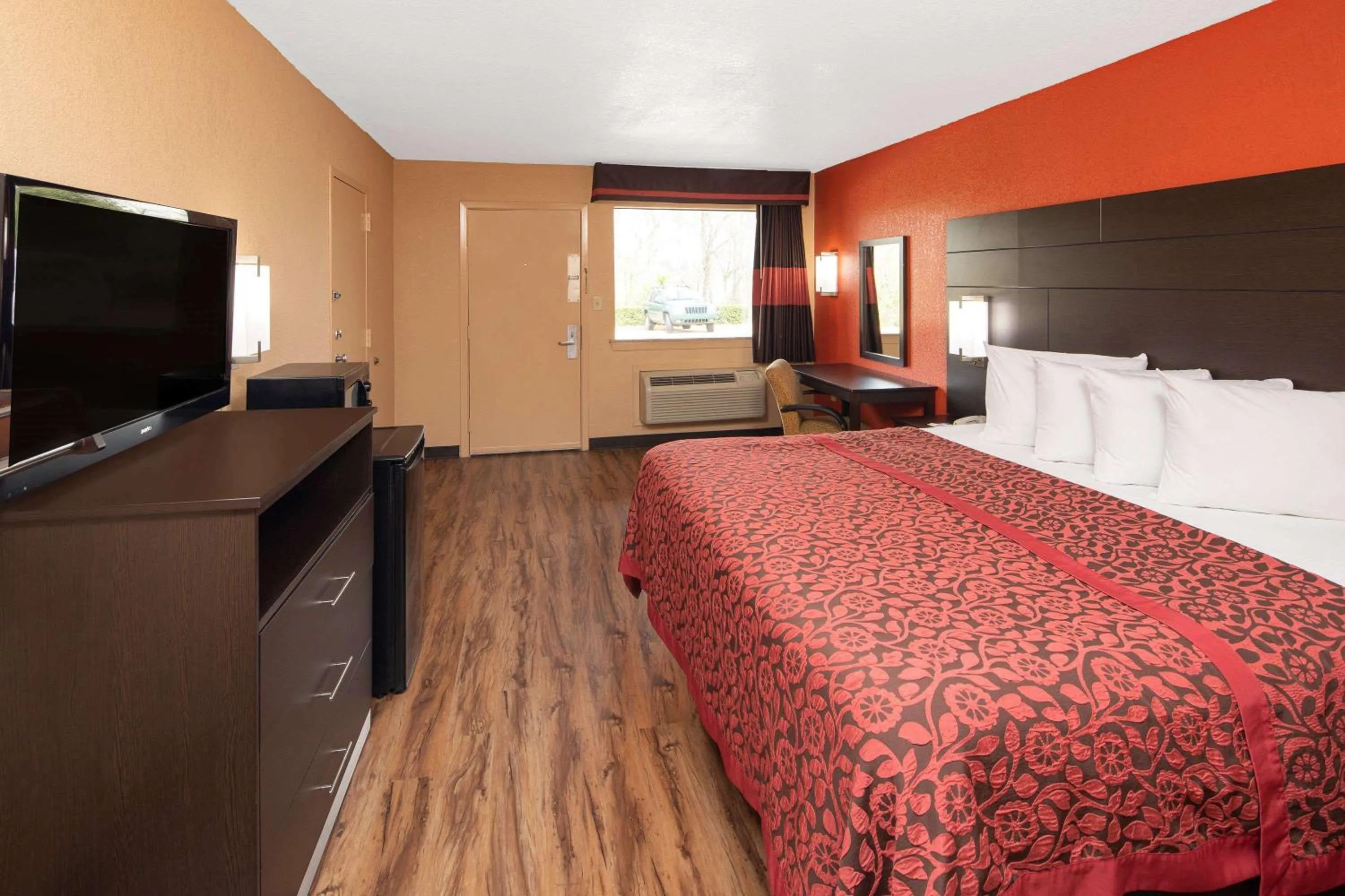 Photo of the whole room, Bed in Days Inn by Wyndham Tupelo