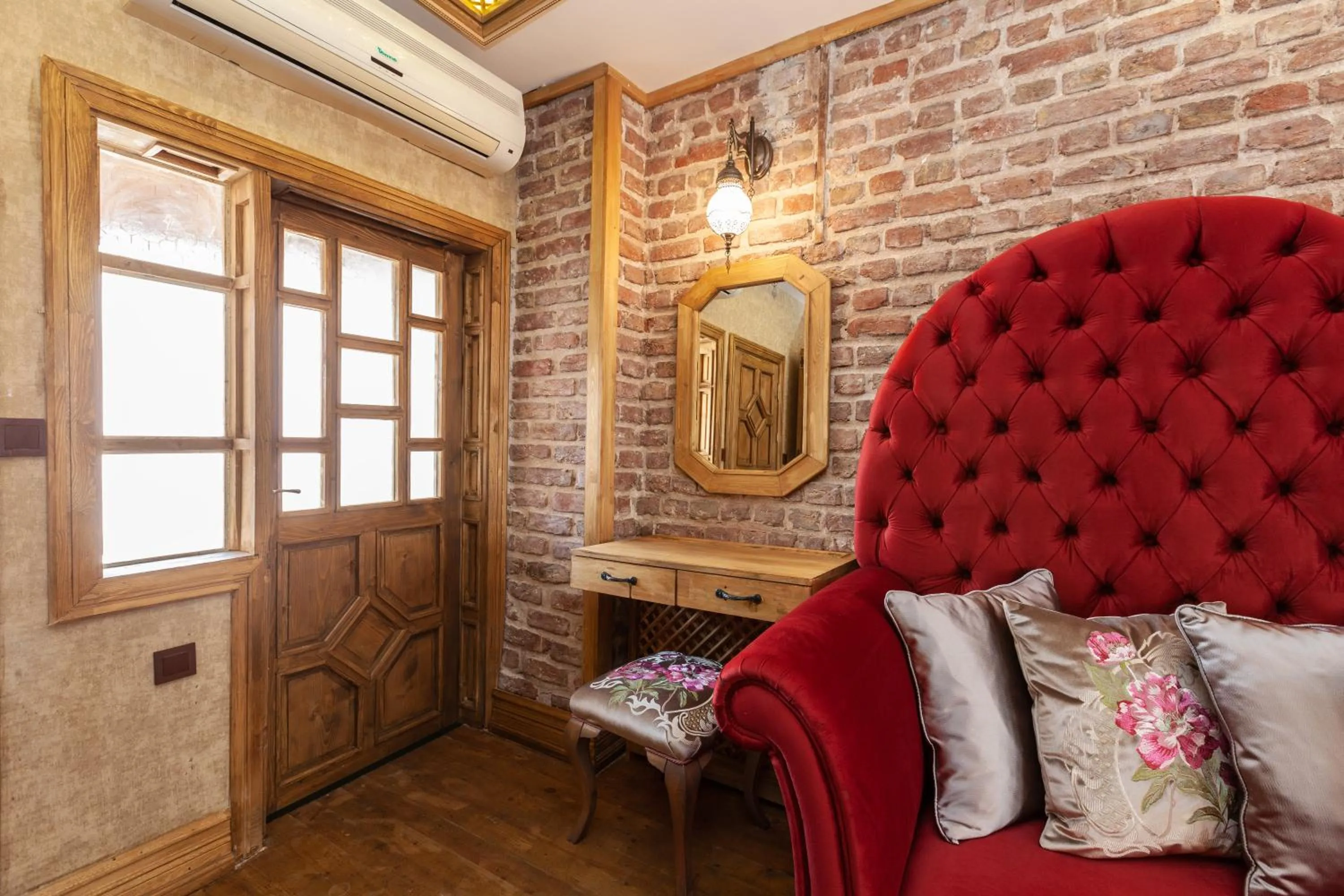 Living room in Enderun by Otantik Suites