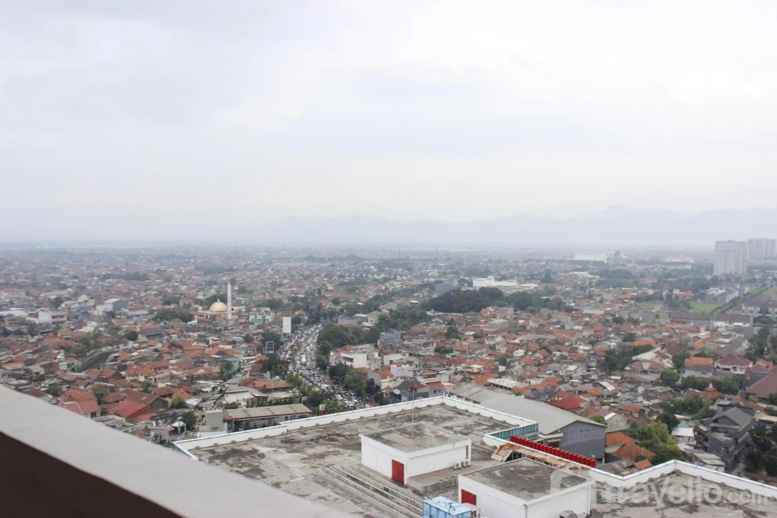 Property building in Cozy 2BR Apartment @ Newton Residence By Travelio