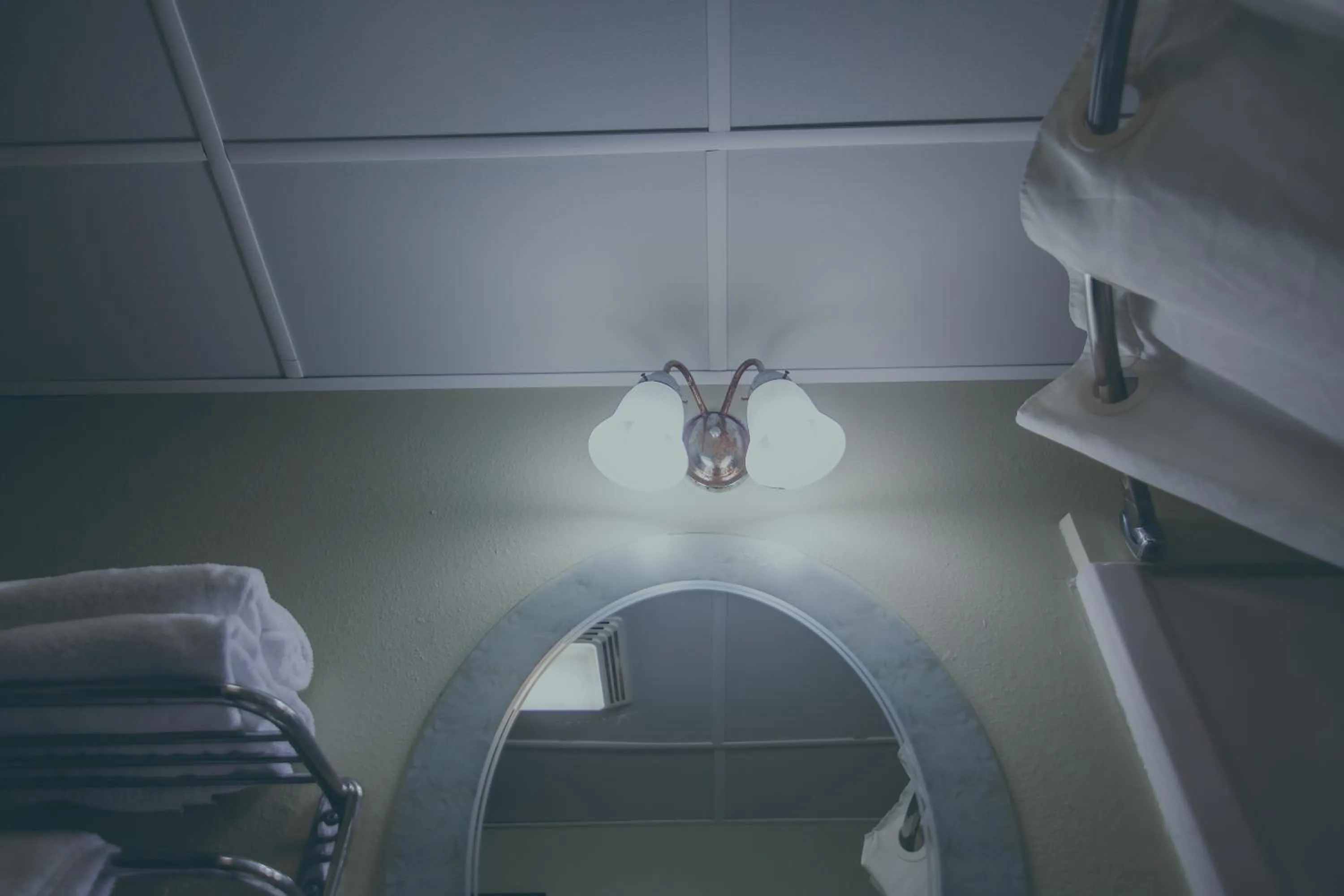 Bathroom, Bed in The Hotel Ottumwa