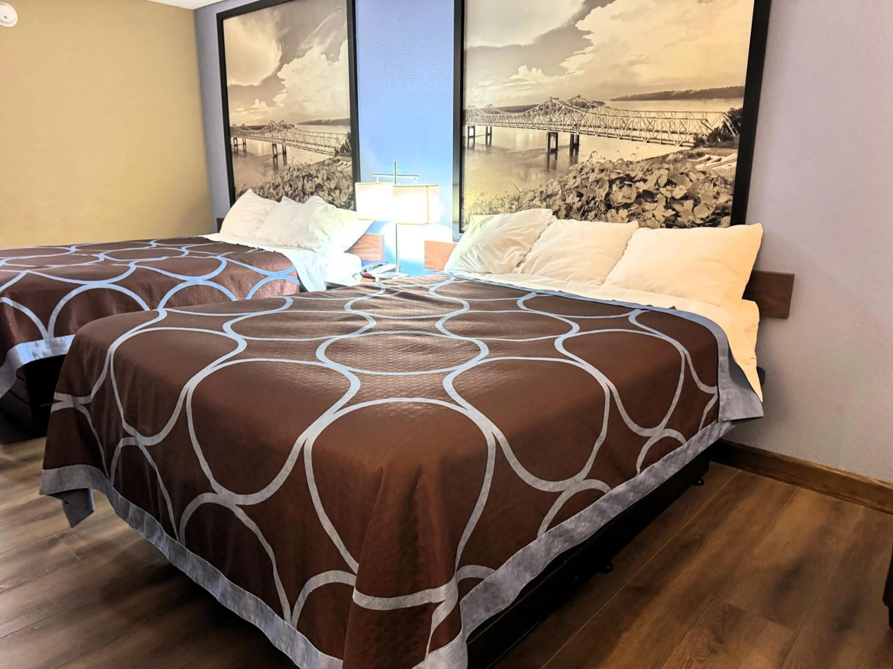 Bedroom, Bed in Super 8 by Wyndham Booneville