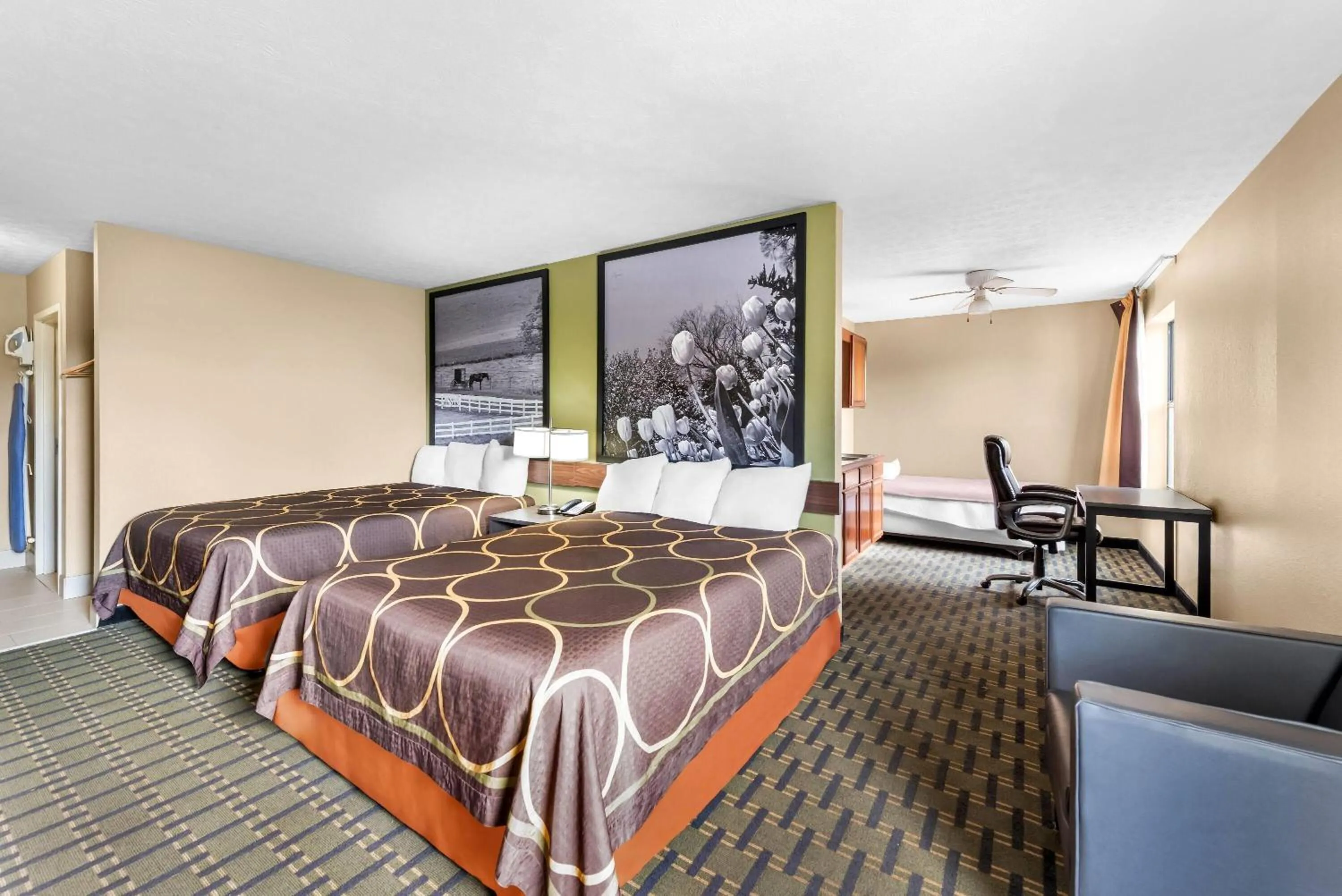 Photo of the whole room, Bed in Super 8 by Wyndham Bellefontaine