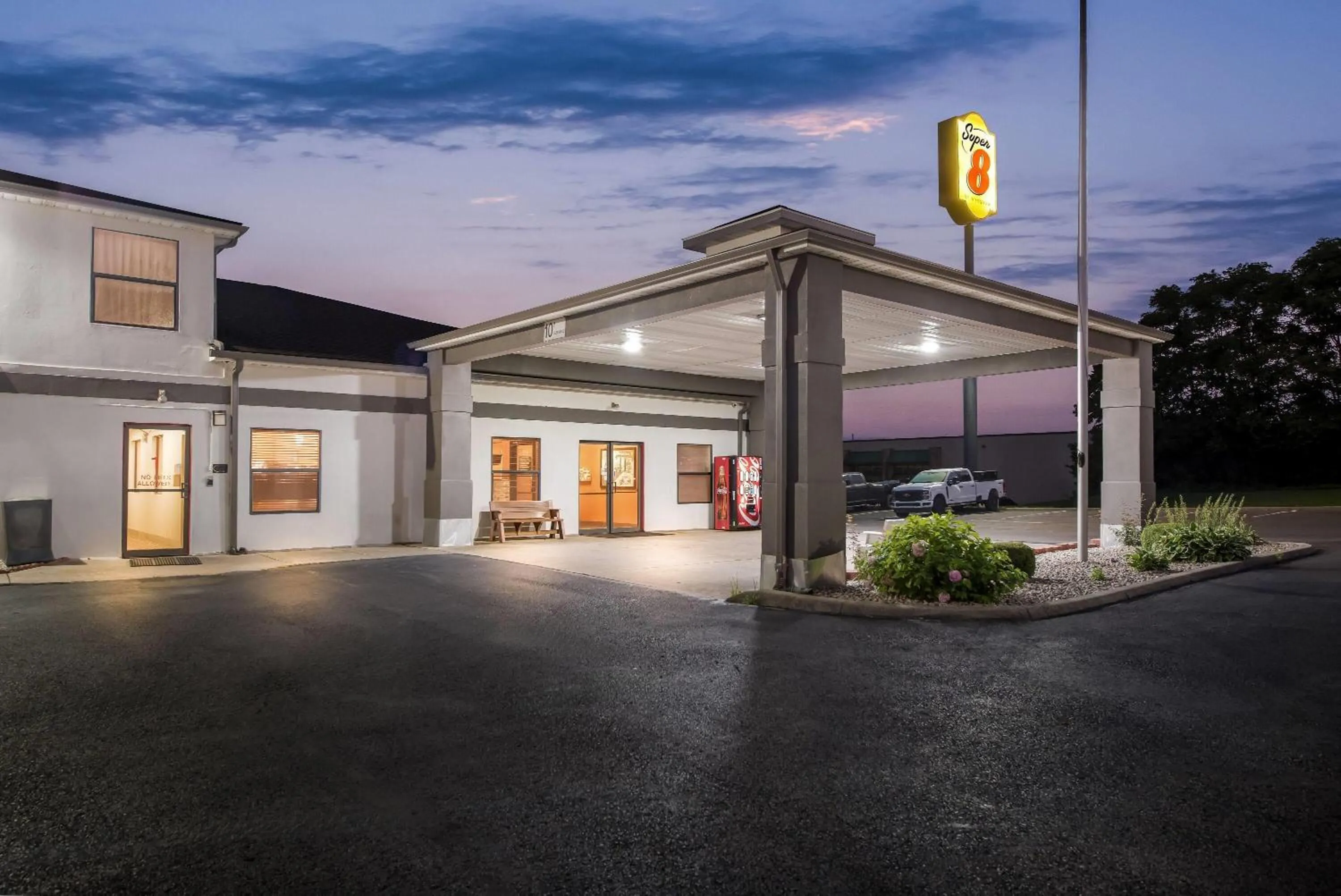 Property building in Super 8 by Wyndham Bellefontaine