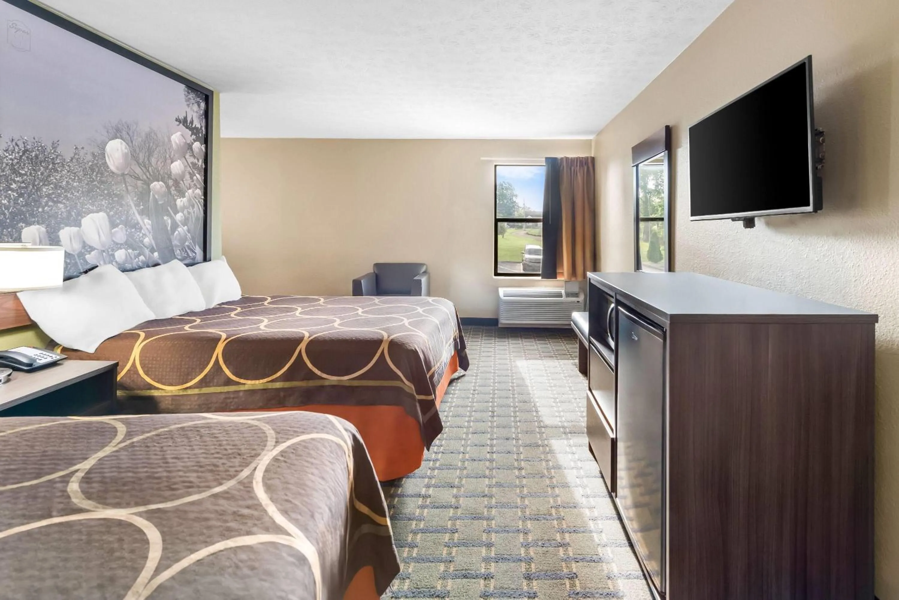 Photo of the whole room, Bed in Super 8 by Wyndham Bellefontaine