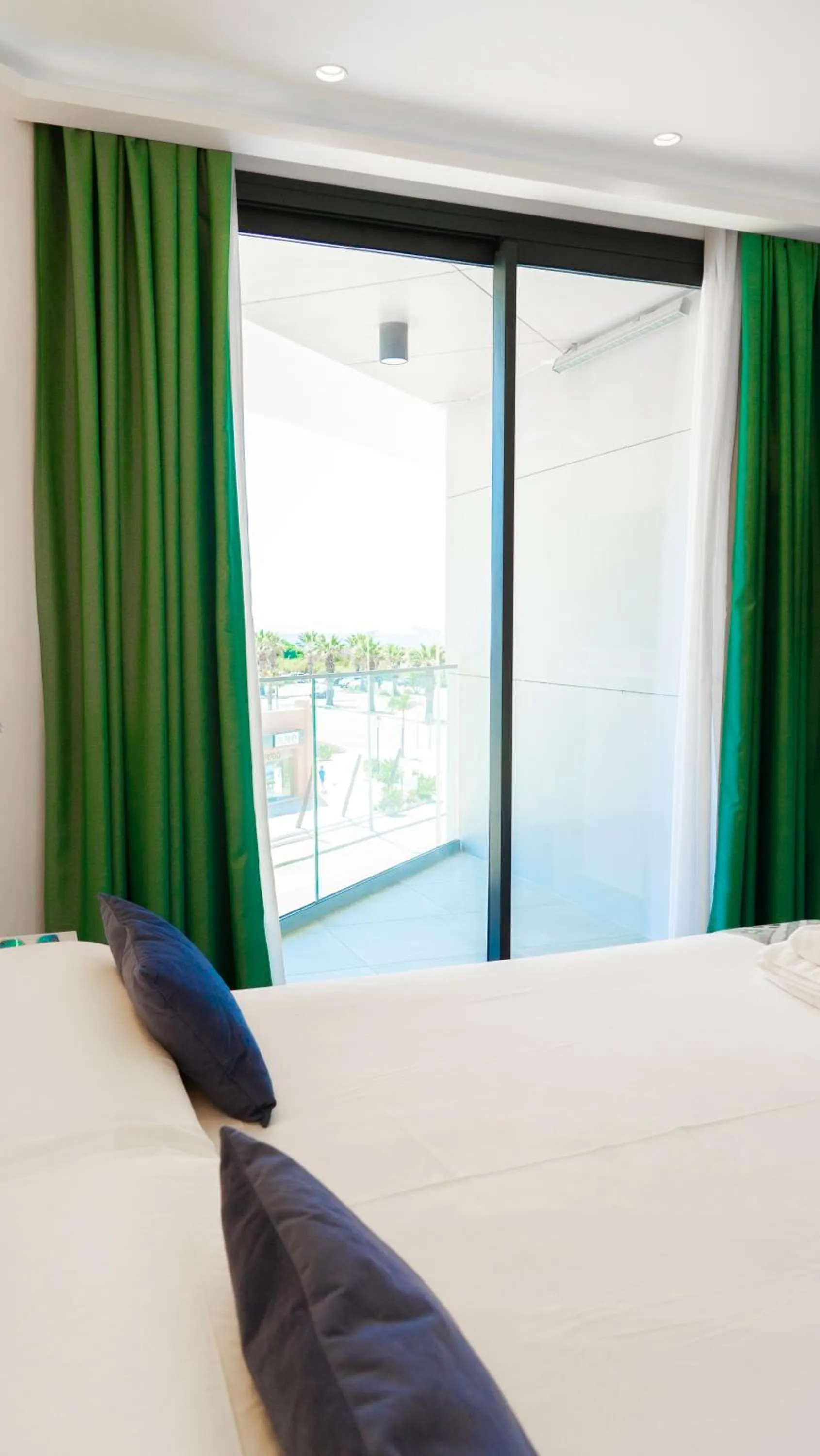 Balcony/Terrace, Bed in Hotel Playa de la Plata