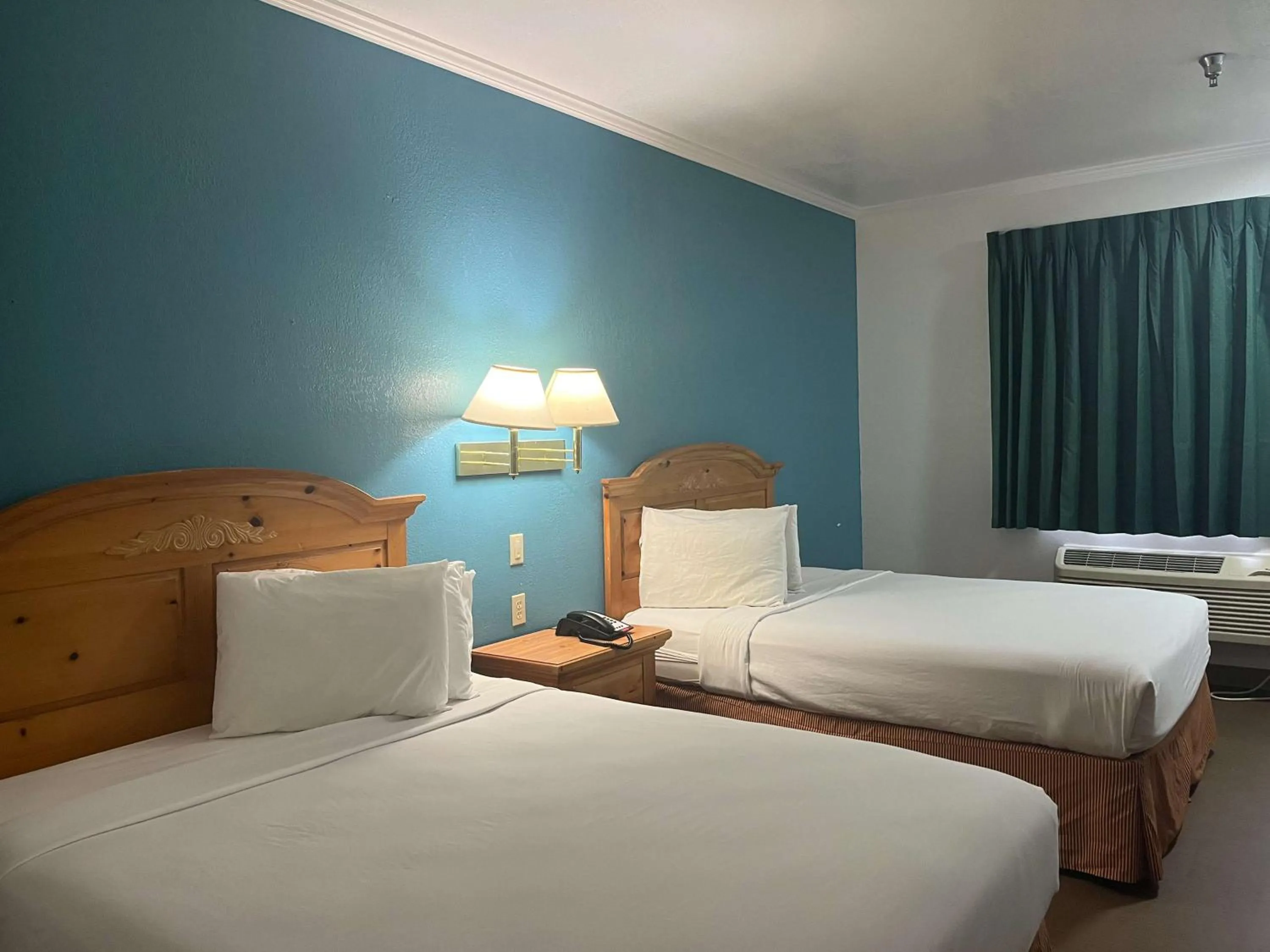 Photo of the whole room, Bed in Motel 6 Portland, IN