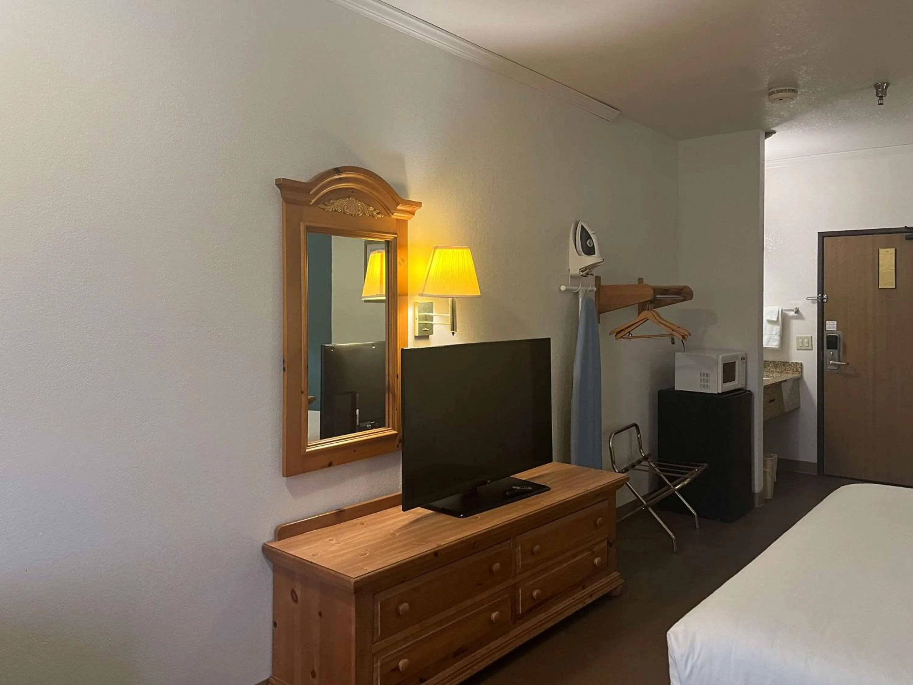 Bedroom, Bed in Motel 6 Portland, IN