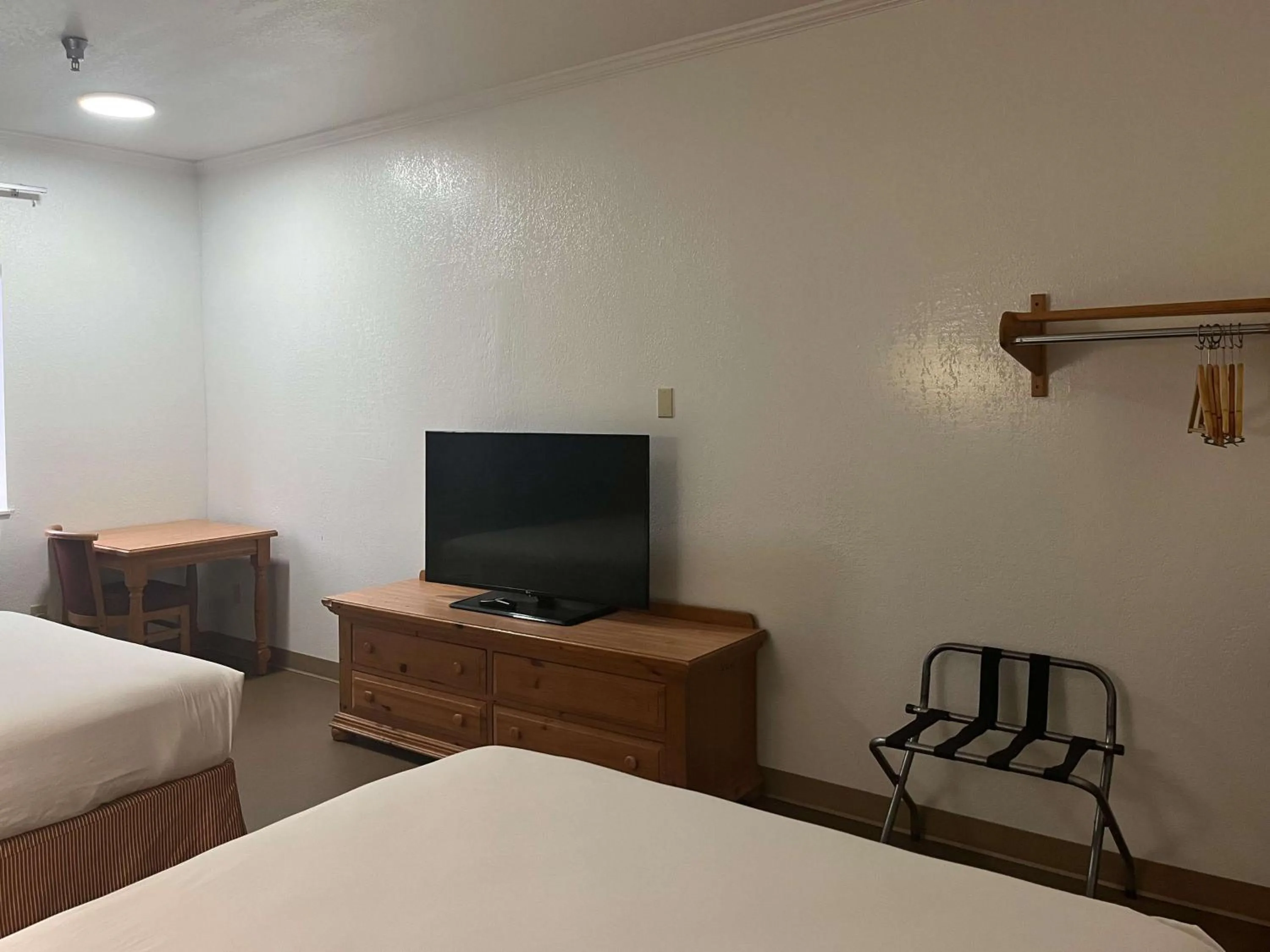 Photo of the whole room, Bed in Motel 6 Portland, IN