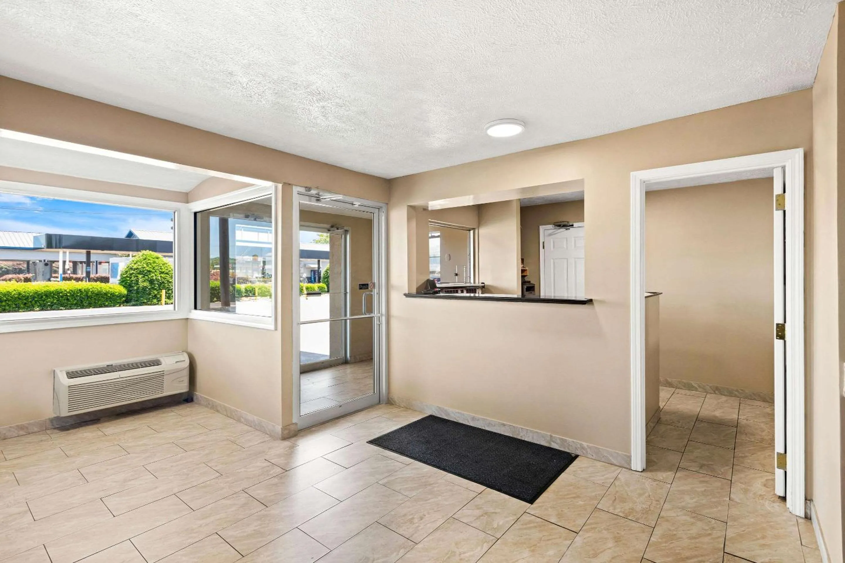 Lobby or reception in Rodeway Inn Oxford