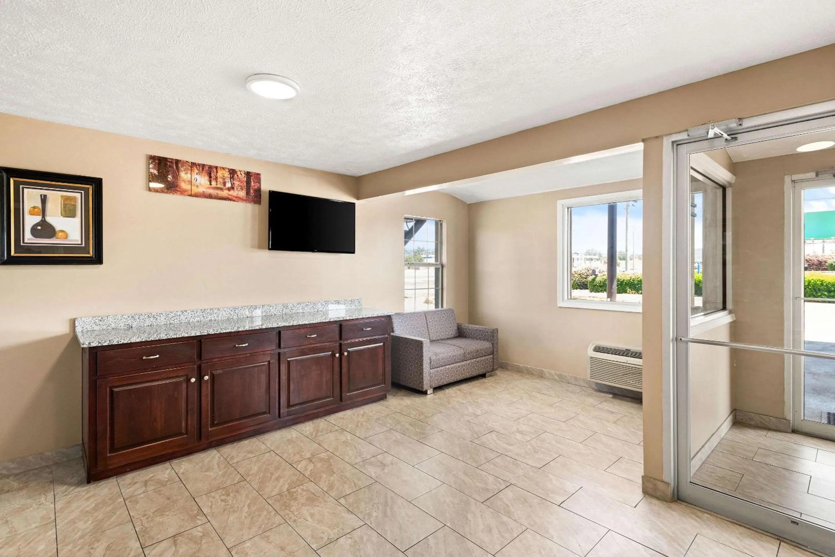 Lobby or reception, Bed in Rodeway Inn Oxford