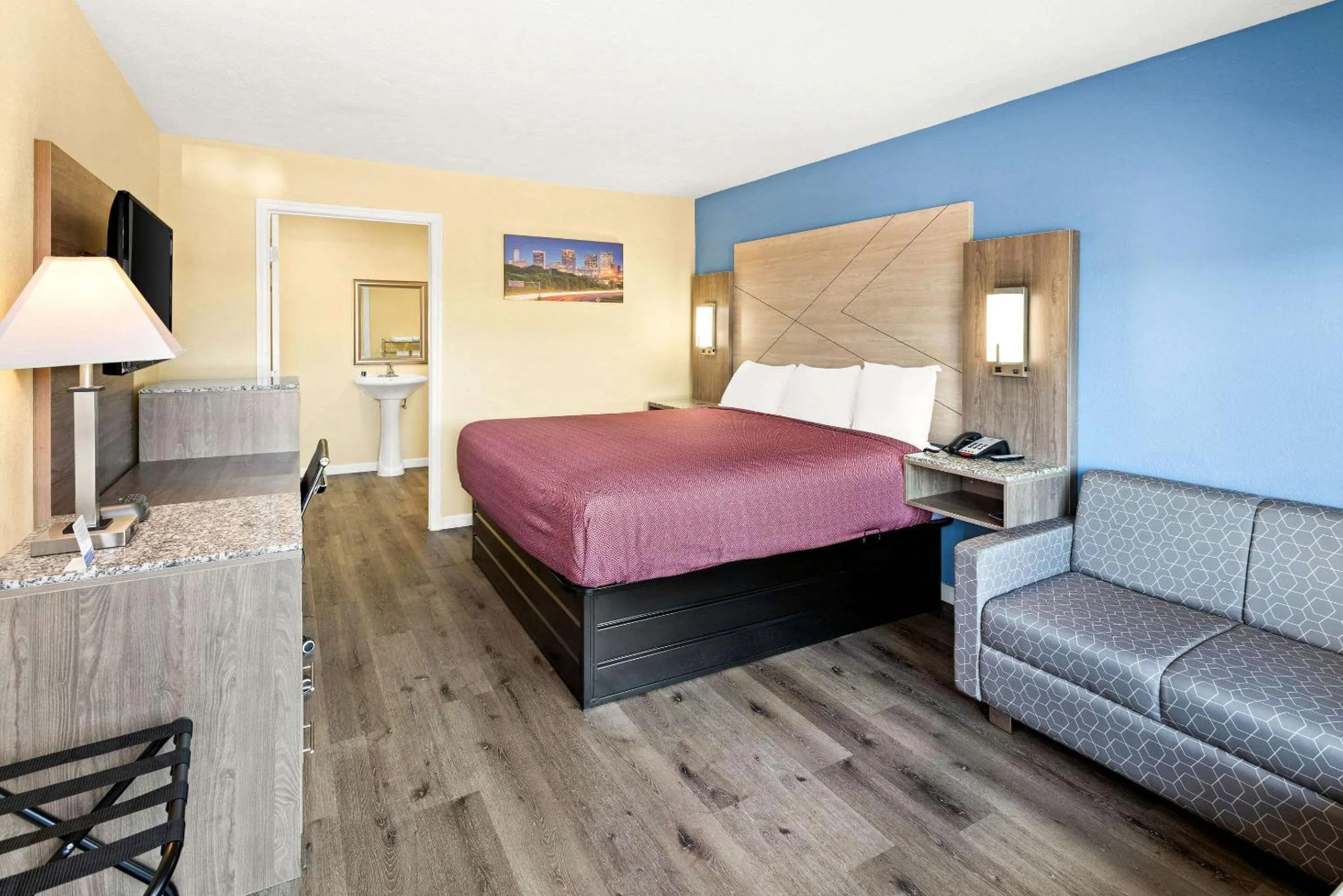 Photo of the whole room, Bed in Rodeway Inn Oxford