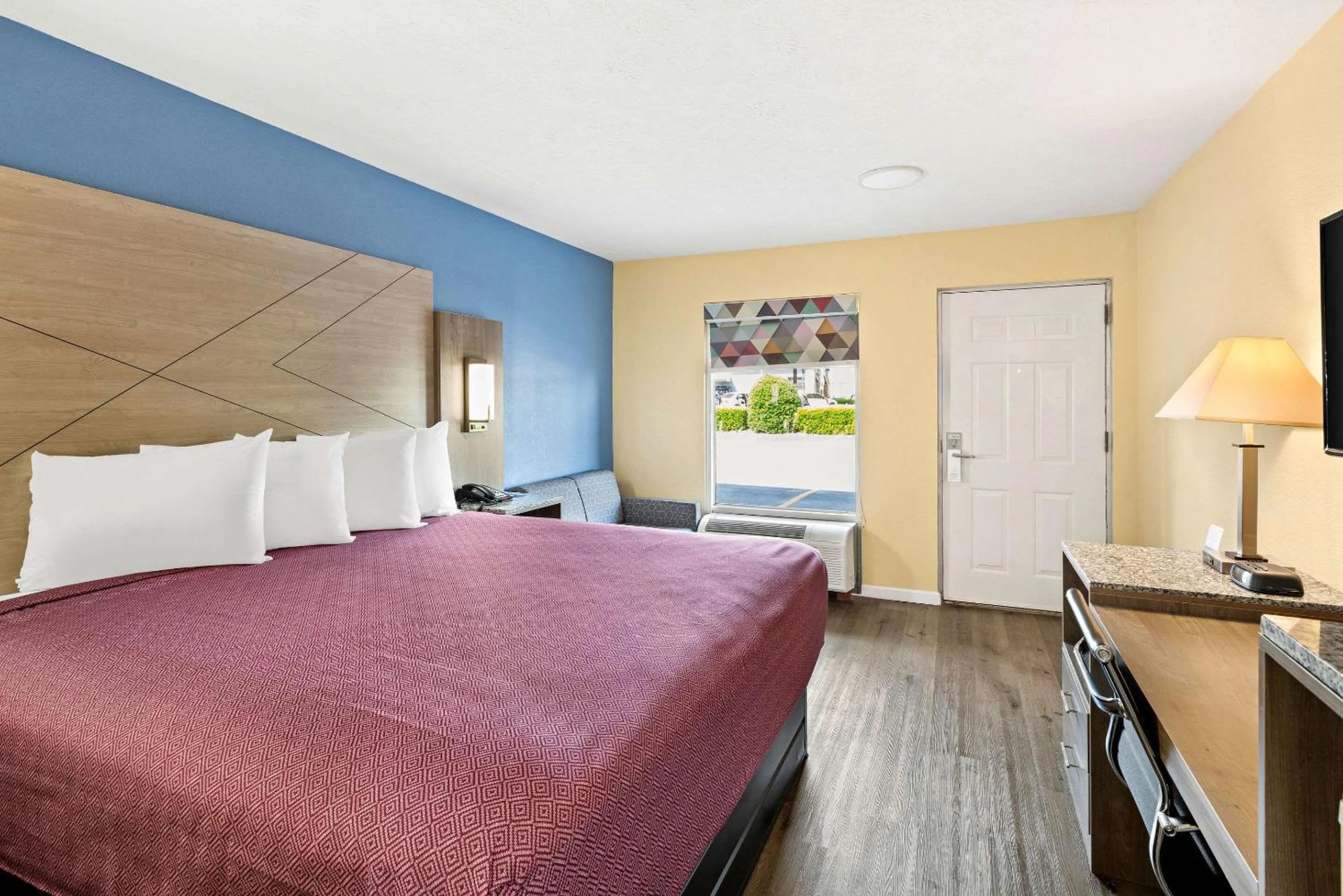 Bedroom, Bed in Rodeway Inn Oxford