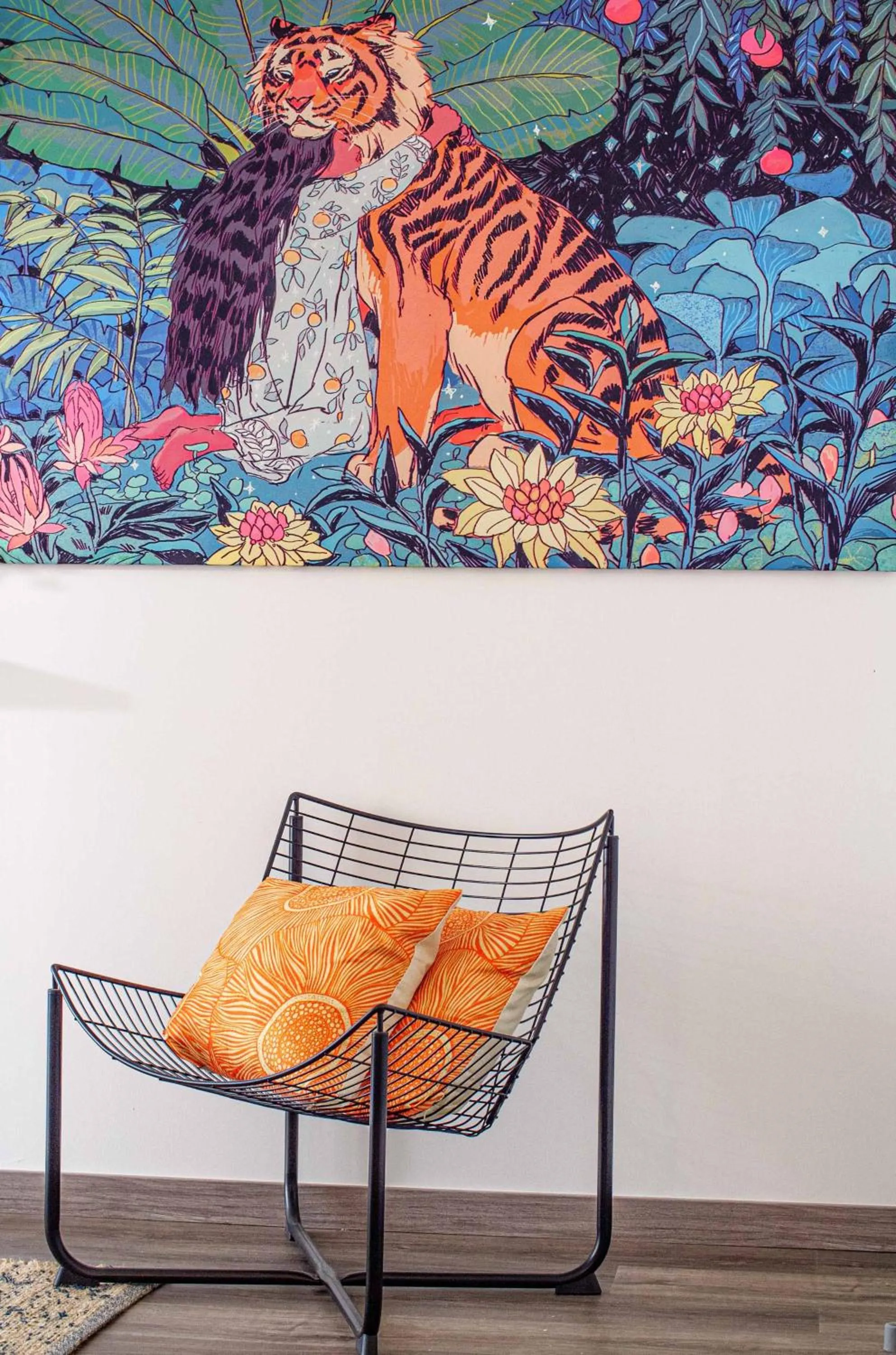 Decorative detail in Pine House - Faro Airport, Beach and City Center