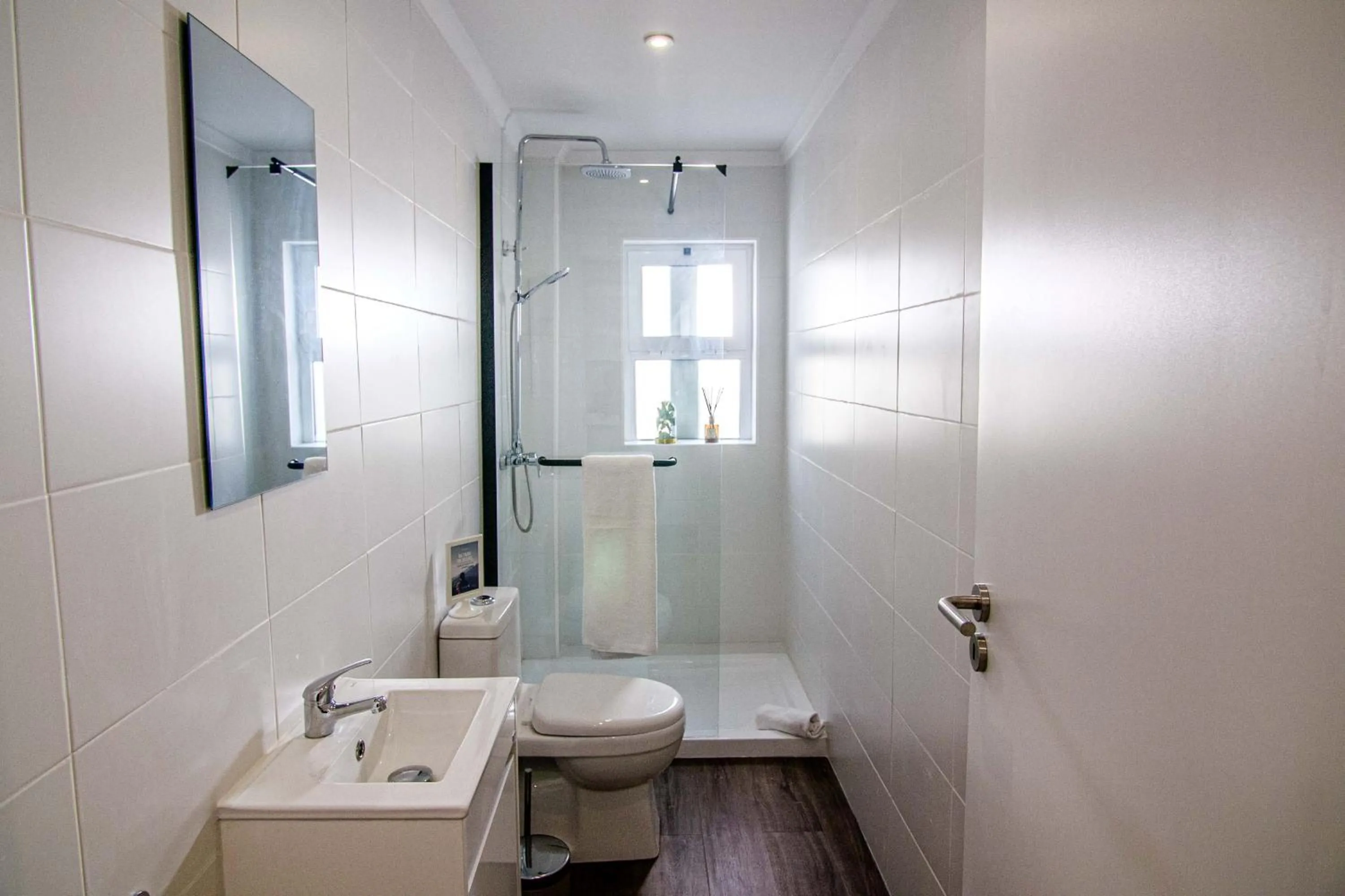 Shower in Pine House - Faro Airport, Beach and City Center