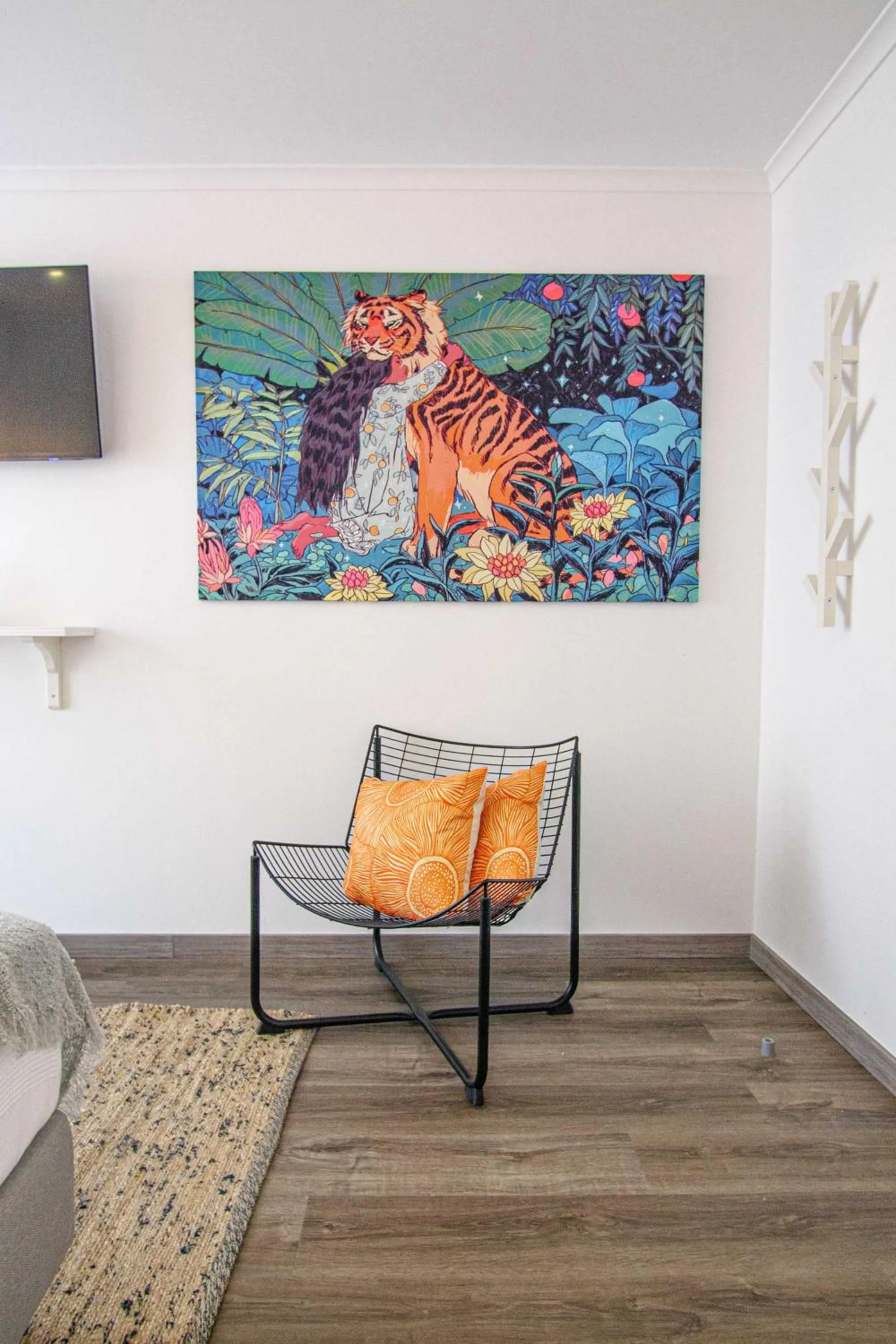 TV and multimedia in Pine House - Faro Airport, Beach and City Center