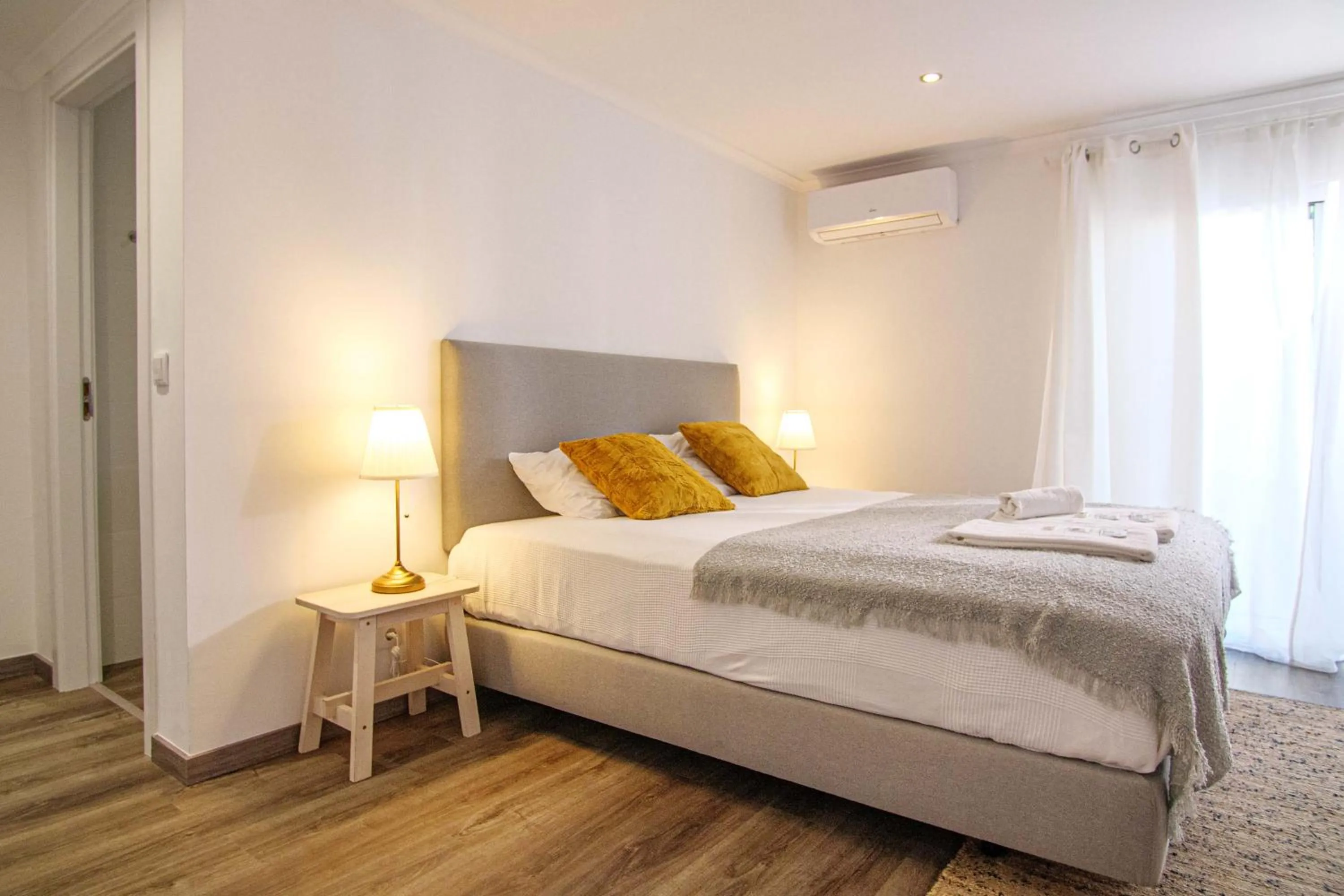 Bed in Pine House - Faro Airport, Beach and City Center