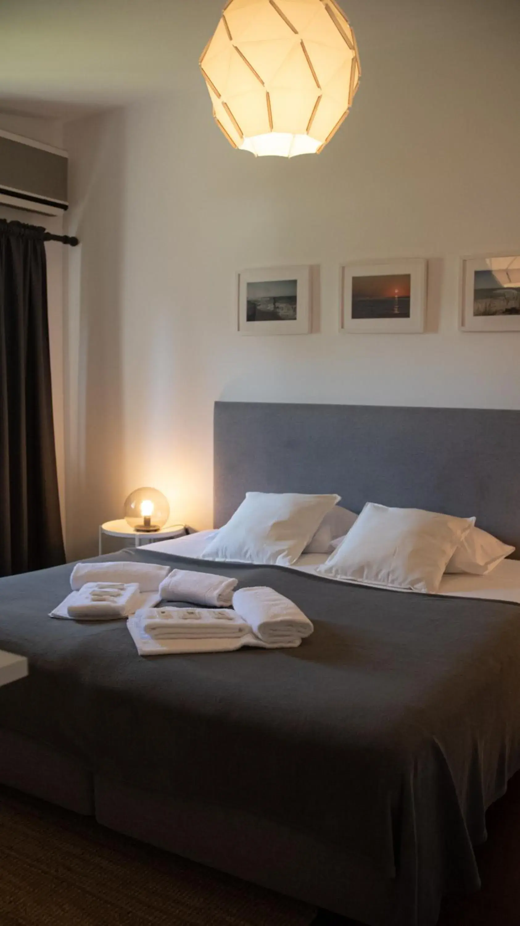 Double Room with Shared Bathroom in Pine House - Faro Airport, Beach and City Center Double Room with Shared Bathroom in Pine House - Faro Airport, Beach and City Center