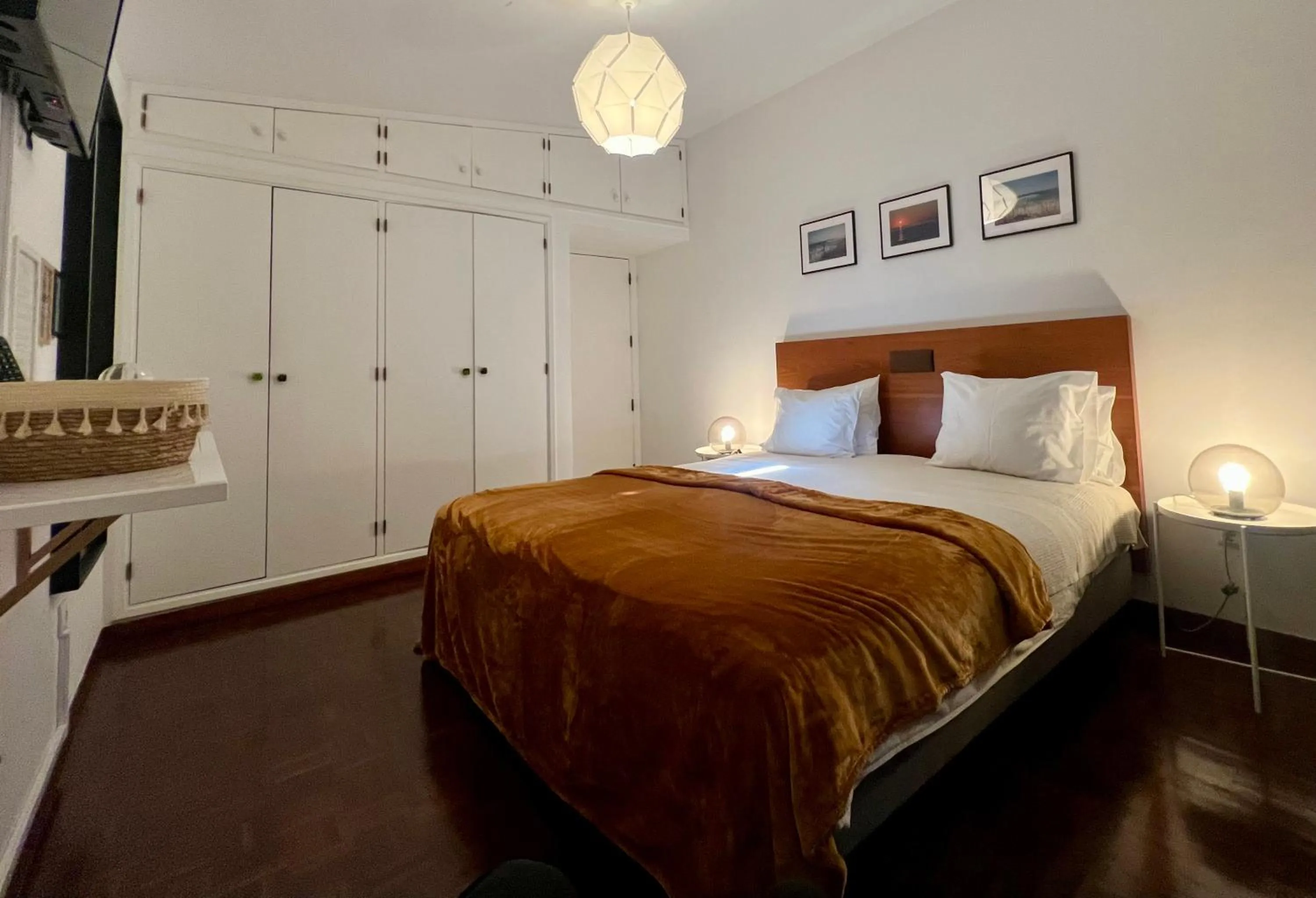 Bed in Pine House - Faro Airport, Beach and City Center