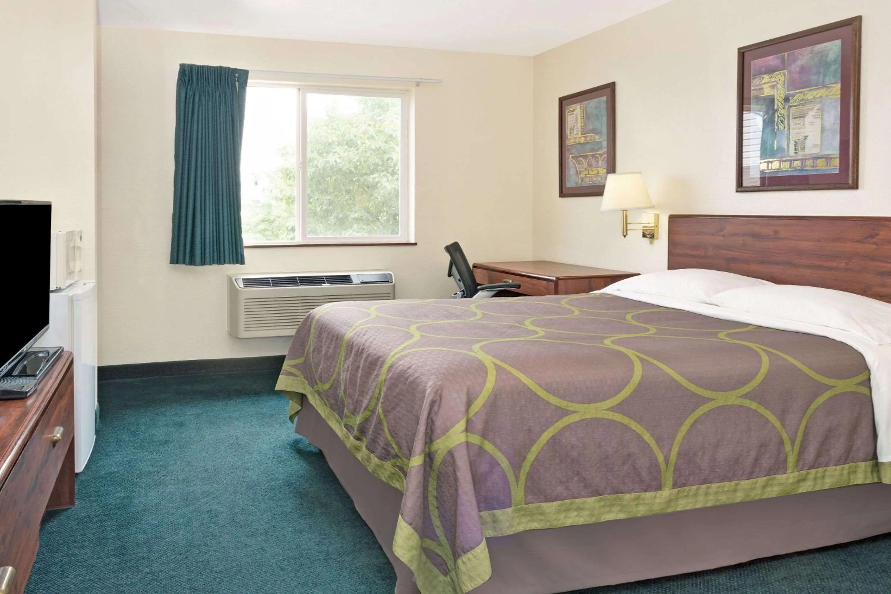 Photo of the whole room, Bed in Super 8 by Wyndham Windsor
