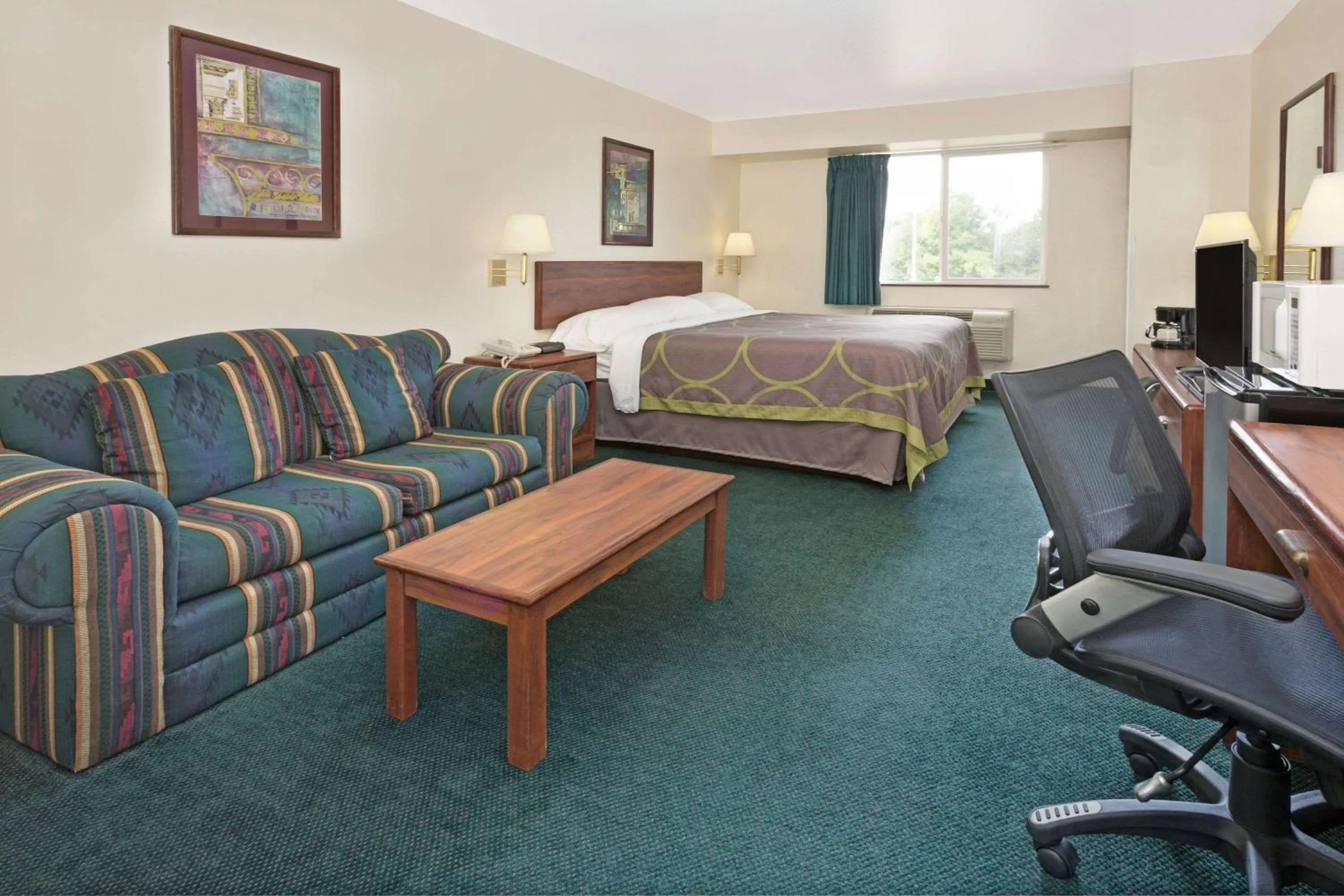 Photo of the whole room, Bed in Super 8 by Wyndham Windsor