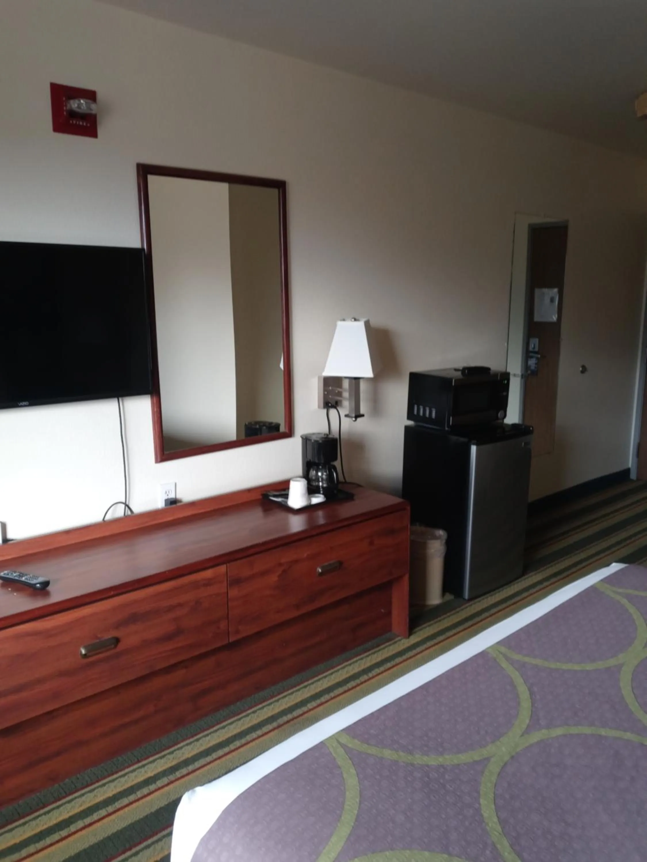 TV and multimedia, Bed in Super 8 by Wyndham Windsor