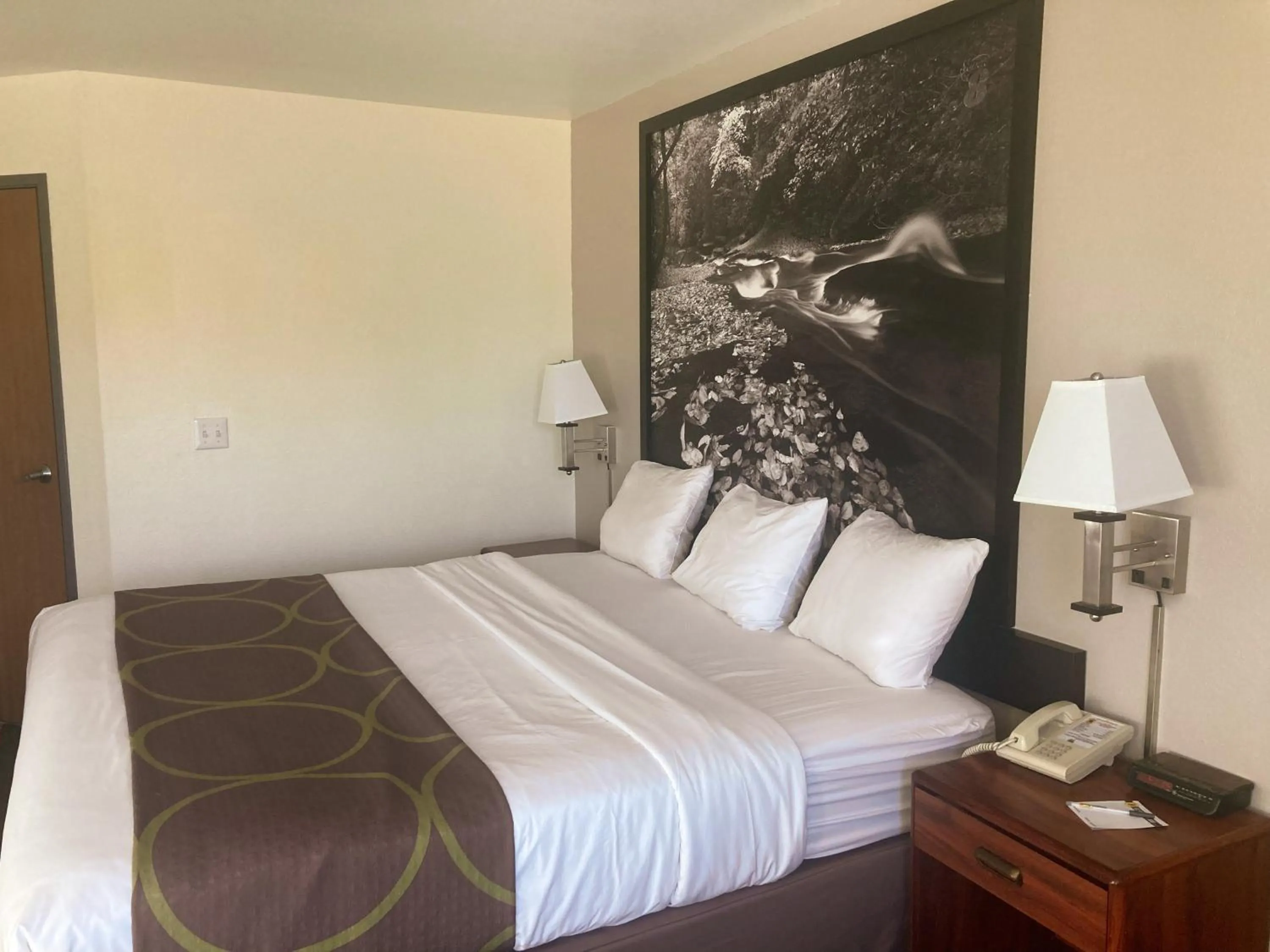 Bedroom, Bed in Super 8 by Wyndham Windsor